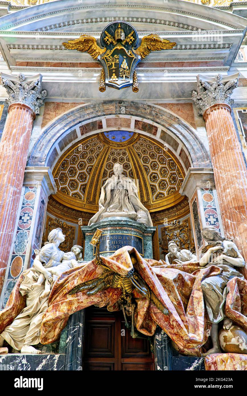 Rome Lazio Italie. Basilique Saint-Pierre sur la place Saint-Pierre. Le tombeau d'Alexandre VII par Bernini Banque D'Images