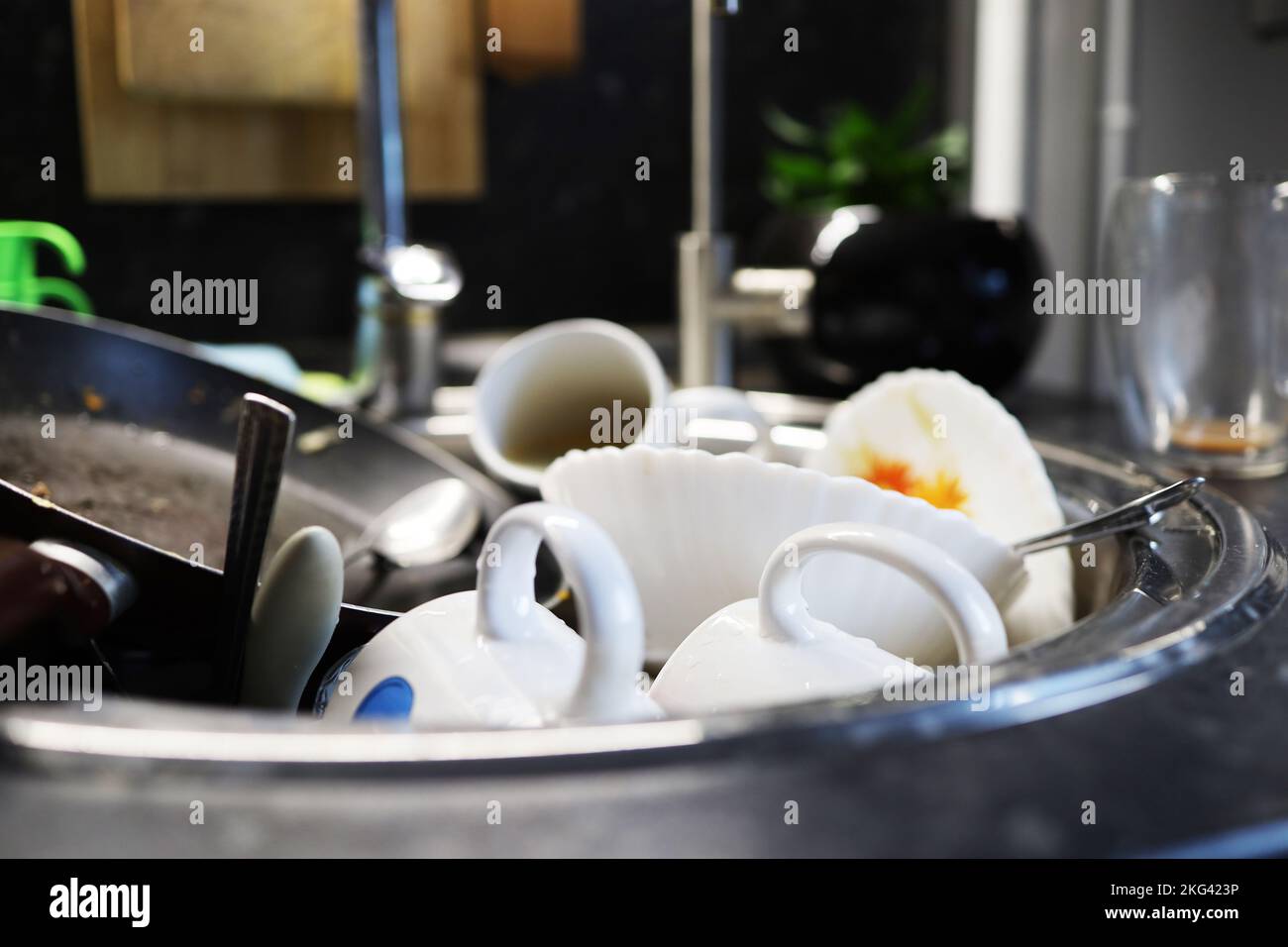 Beaucoup de vaisselle sale dans l'évier de la cuisine Banque D'Images