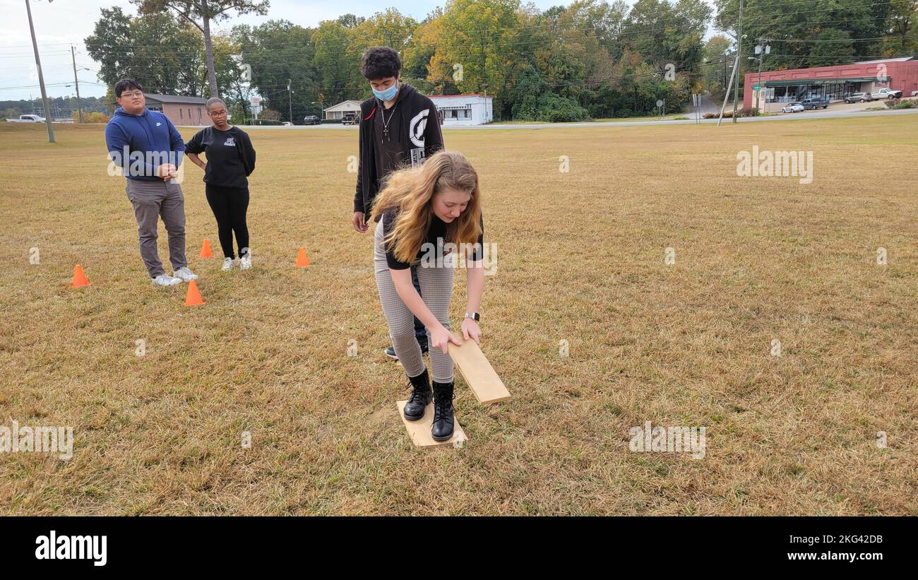 221028-N-LY580-1012 ALEXANDER CITY, Alabama (oct 28, 2022) Benjamin Russell High School officiers de la Réserve officiers juniors de la Marine corps d'entraînement Katherine Taylor et Jacob Corbin, en premier plan, utilisent des planches en bois pour se déplacer d'une station à l'autre pendant les exercices de travail d'équipe. Banque D'Images