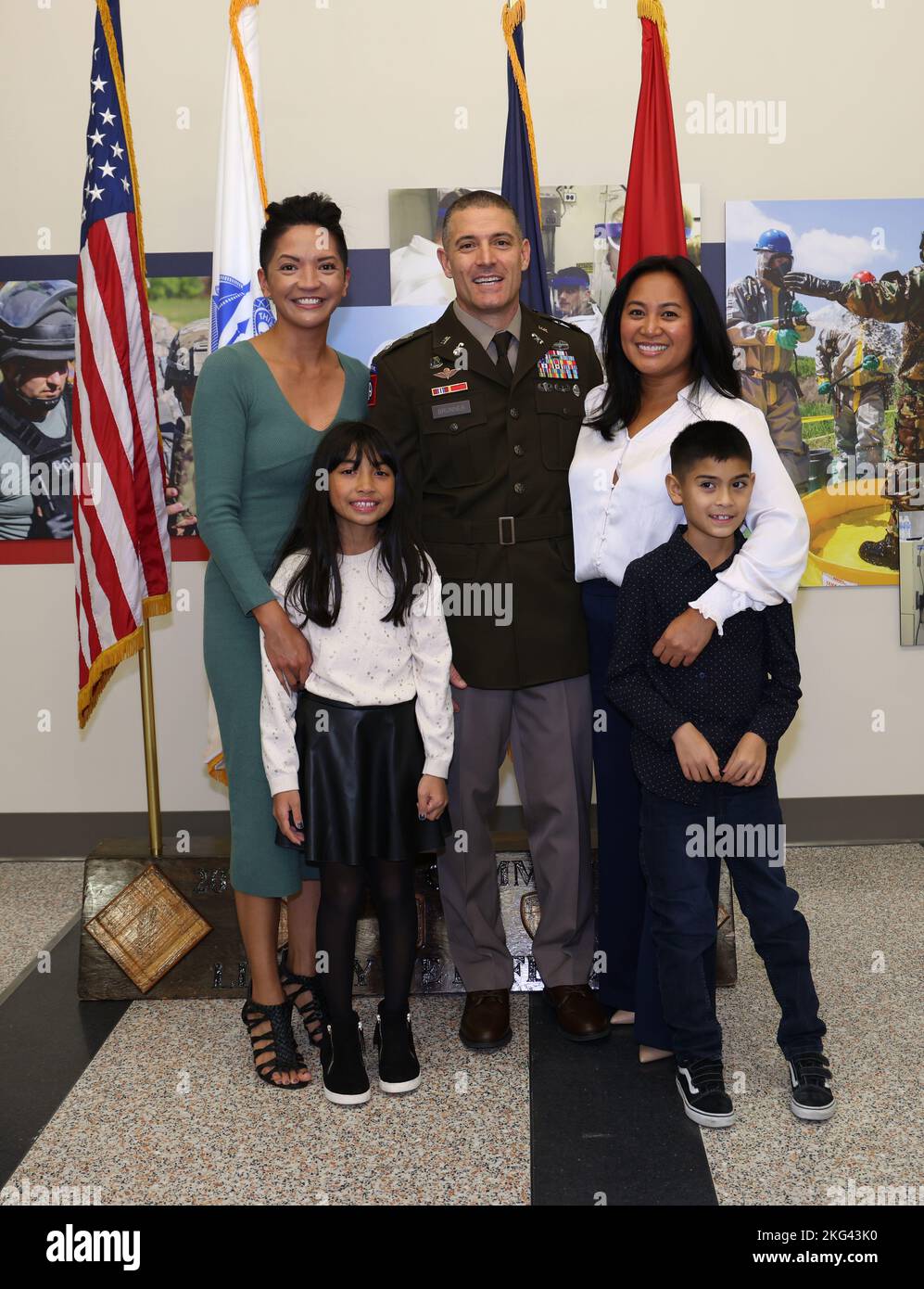 Le colonel Vance M. Brunner pose avec sa famille lors de sa cérémonie de promotion au colonel sur le terrain d'essai d'Aberdeen, Maryland, 28 octobre. Originaire de Kailua, à Hawaï, et diplômé de l'Université d'Hawaï à Honolulu, Brunner est officier des opérations pour le commandement CBRNE 20th, le premier commandement de l'armée américaine tous risques. Photo de l'armée américaine par Marshall R. Mason Banque D'Images