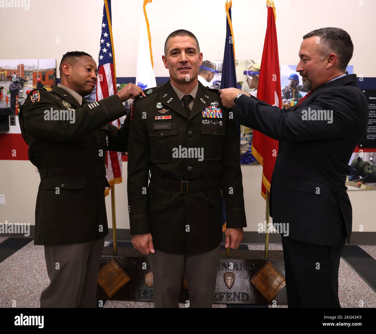 Bang. Général Daryl O. Hood (à gauche), commandant général du Commandement chimique, biologique, radiologique, nucléaire, explosif (CBRNE) de 20th, Et le colonel à la retraite Eric B. Towns (à droite) épingles aigles sur le colonel Vance M. Brunner lors de sa cérémonie de promotion sur le terrain d'essai d'Aberdeen, Maryland, le 28 octobre. Originaire de Kailua, à Hawaï, et diplômé de l'Université d'Hawaï à Honolulu, Brunner est officier des opérations pour le commandement CBRNE 20th, le premier commandement de l'armée américaine tous risques. Photo de l'armée américaine par Marshall R. Mason Banque D'Images