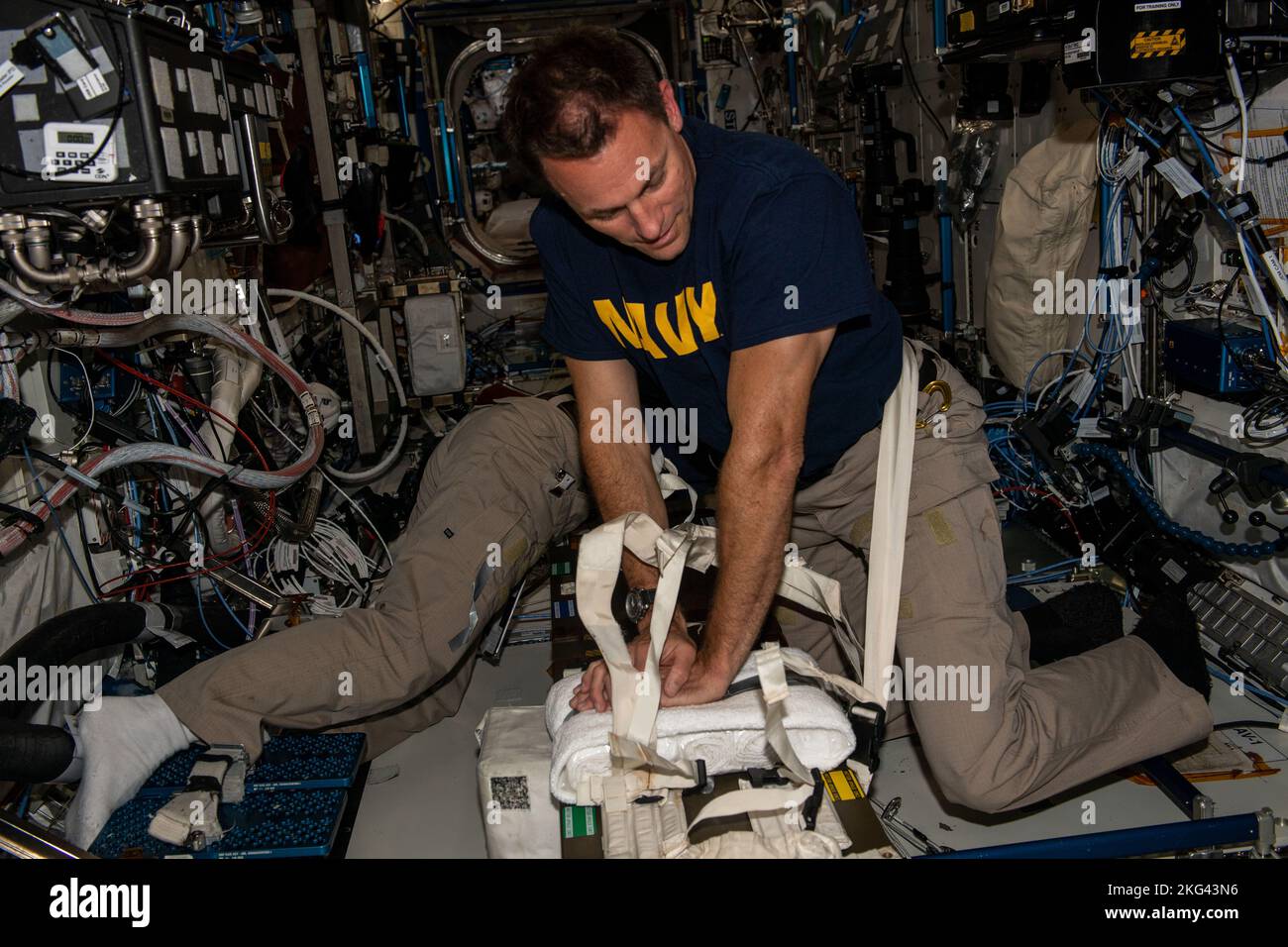 . Iss068e019662 (oct 27, 2022) --- Josh Cassada, astronaute de la NASA et ingénieur de vol de l'expédition 68, pratique la réanimation cardiopulmonaire (RCP) lors d'un exercice d'urgence médicale dans l'environnement sans poids de la Station spatiale internationale. Pendant les compressions thoraciques, un patient doit être retenu avec des harnais et l'équipier de secours peut se positionner en poussant ses pieds sur une surface opposée ou en se retenant avec un harnais lorsqu'il se comprime par le côté du patient. Banque D'Images