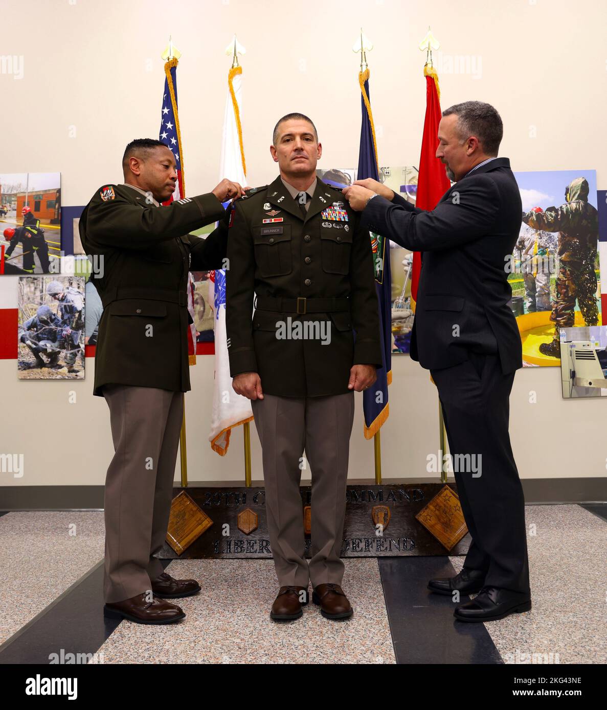Bang. Général Daryl O. Hood (à gauche), commandant général du Commandement chimique, biologique, radiologique, nucléaire, explosif (CBRNE) de 20th, Et le colonel à la retraite Eric B. Towns (à droite) épingles aigles sur le colonel Vance M. Brunner lors de sa cérémonie de promotion sur le terrain d'essai d'Aberdeen, Maryland, le 28 octobre. Originaire de Kailua, à Hawaï, et diplômé de l'Université d'Hawaï à Honolulu, Brunner est officier des opérations pour le commandement CBRNE 20th, le premier commandement de l'armée américaine tous risques. Photo de l'armée américaine par Marshall R. Mason Banque D'Images