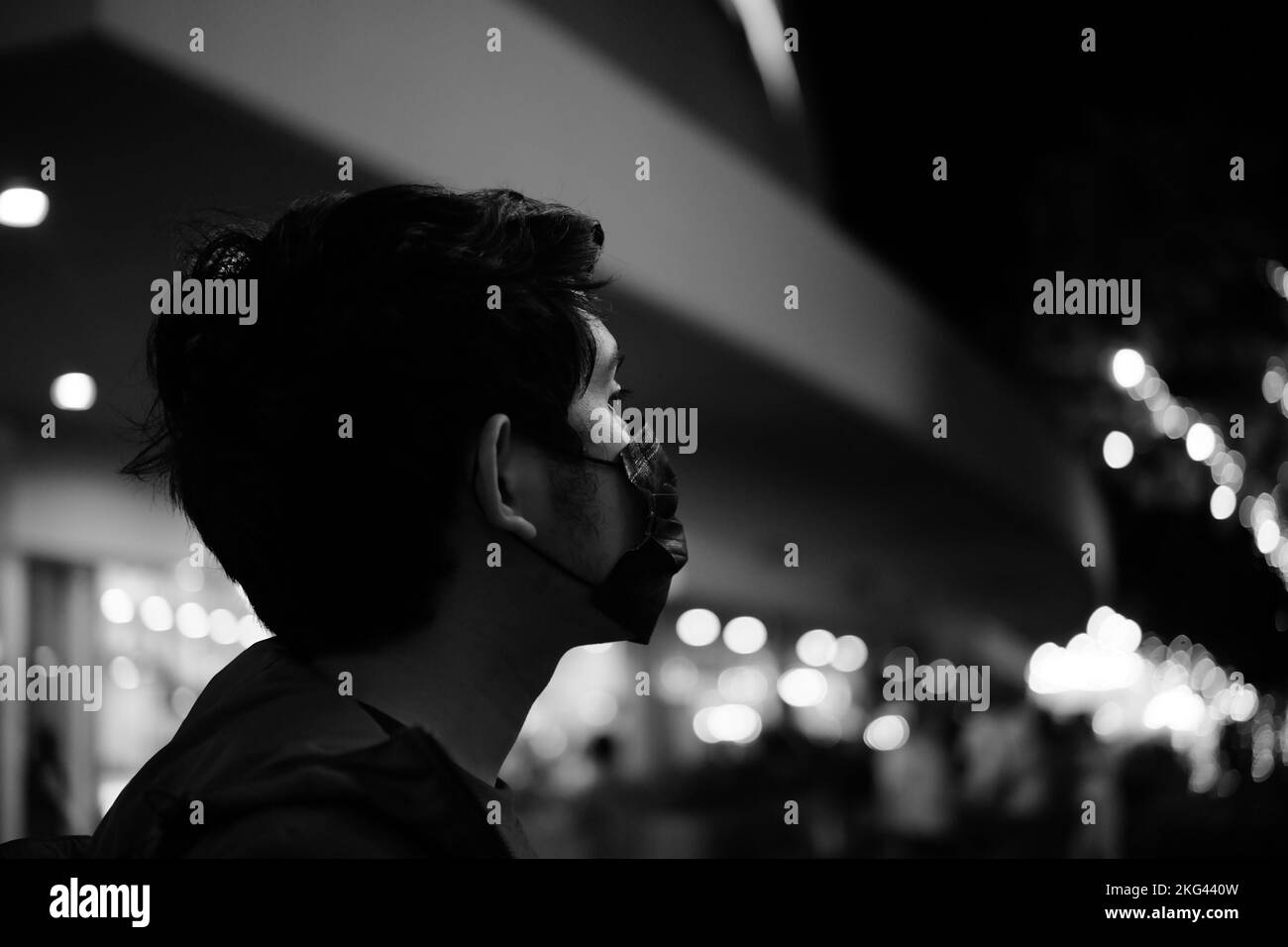 Profil latéral noir et blanc d'un homme Banque D'Images