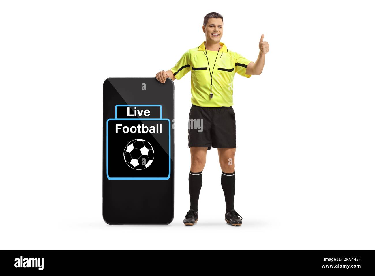 Portrait complet d'un arbitre en faisant des gestes avec les pouces à côté d'un grand smartphone avec texte en direct football isolé sur fond blanc Banque D'Images