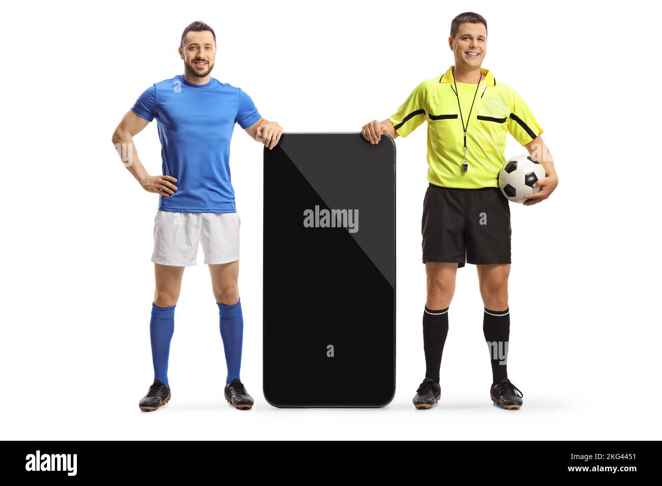 Arbitre et joueur de football appuyé sur un smartphone isolé sur fond blanc Banque D'Images