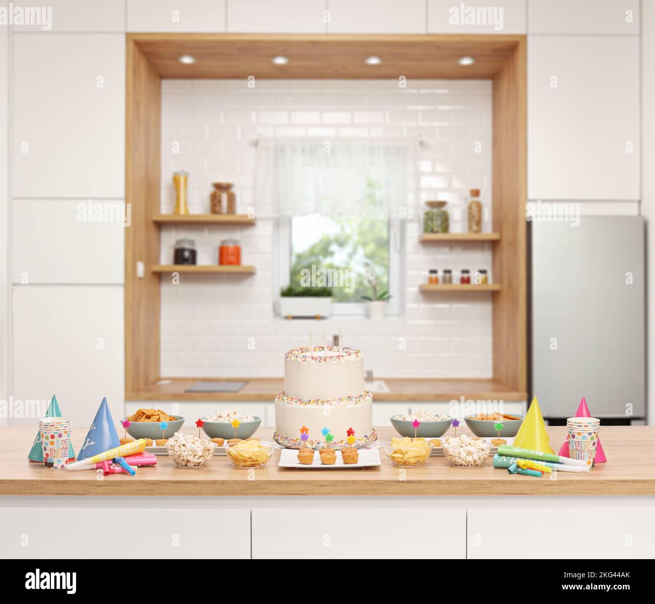 Gâteau, biscuits et articles de fête sur un comptoir de cuisine en bois Banque D'Images