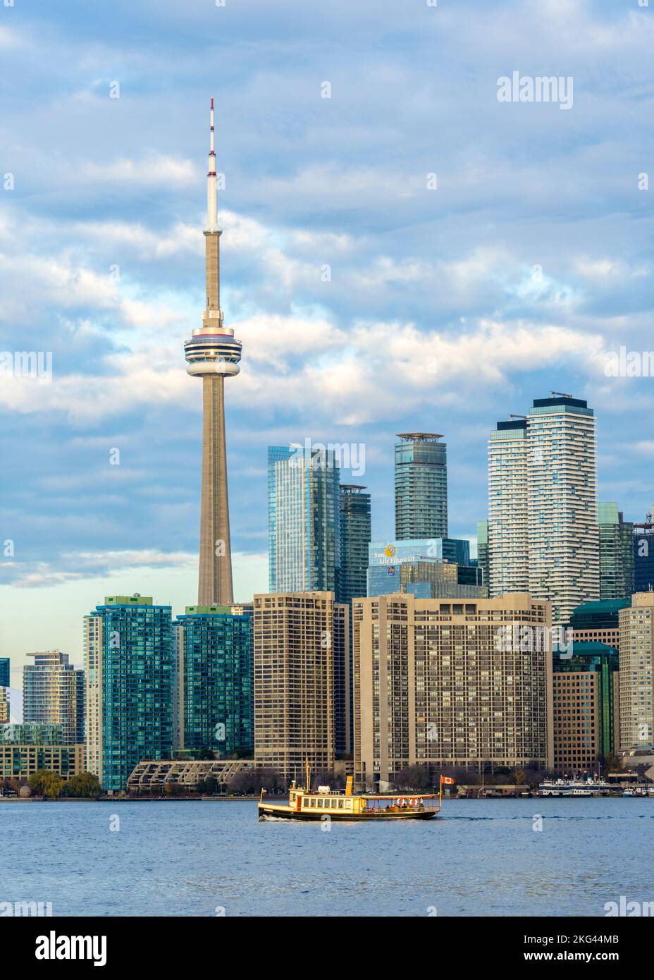 Bateau naviguant dans le lac Ontario avec la Tour CN et les gratte-ciel du centre-ville de Toronto en arrière-plan Banque D'Images