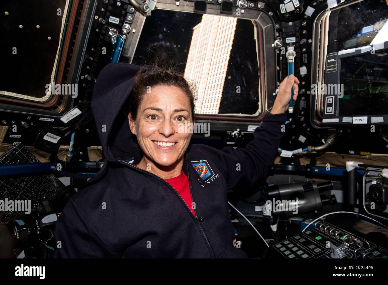 . Iss068e020608 (nov 3, 2022) --- Nicole Mann, astronaute de la NASA et ingénieur de vol de l'expédition 68, est photographiée à l'intérieur de la fenêtre de sept cupola, la « fenêtre du monde » de la Station spatiale internationale. Derrière Mann et à l'extérieur de la coupole se trouve l'un des principaux panneaux solaires du laboratoire en orbite. Crédit : Koichi Wakata/Agence japonaise d'exploration aérospatiale Banque D'Images