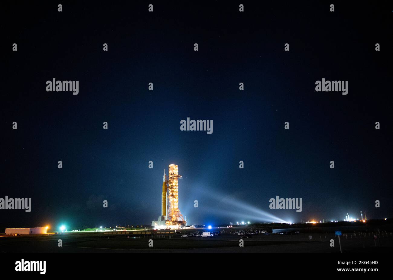 Artemis I déploiement. La fusée SLS (Space Launch System) de la NASA à bord de l'engin spatial Orion est vue au-dessus du lanceur mobile alors qu'elle se lance sur le Launch Pad 39B, le vendredi 4 novembre 2022, au Kennedy Space Center de la NASA en Floride. L’essai en vol Artemis I de la NASA est le premier essai intégré des systèmes d’exploration spatiale profonde de l’agence : l’engin spatial Orion, la fusée SLS et les systèmes terrestres auxiliaires. Le lancement de l'essai en vol sans équipage est prévu pour le 14 novembre à 12 h 07 HNE. Banque D'Images