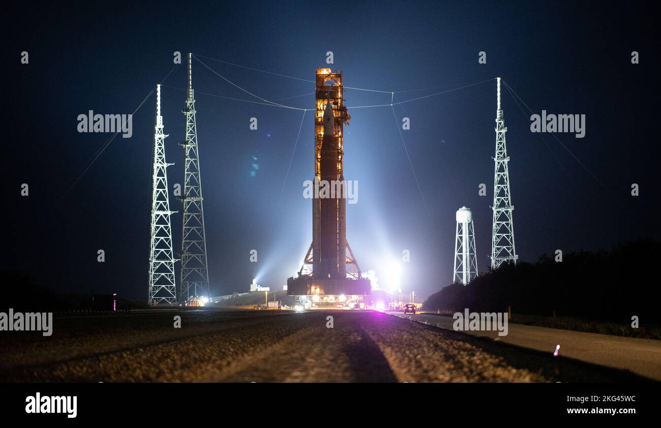 La fusée Artemis I Space Launch System de la NASA et le vaisseau spatial Orion arrivent au sommet du lanceur mobile au Launch Pad 39B pour le vol d’essai intégré sans équipage. Banque D'Images