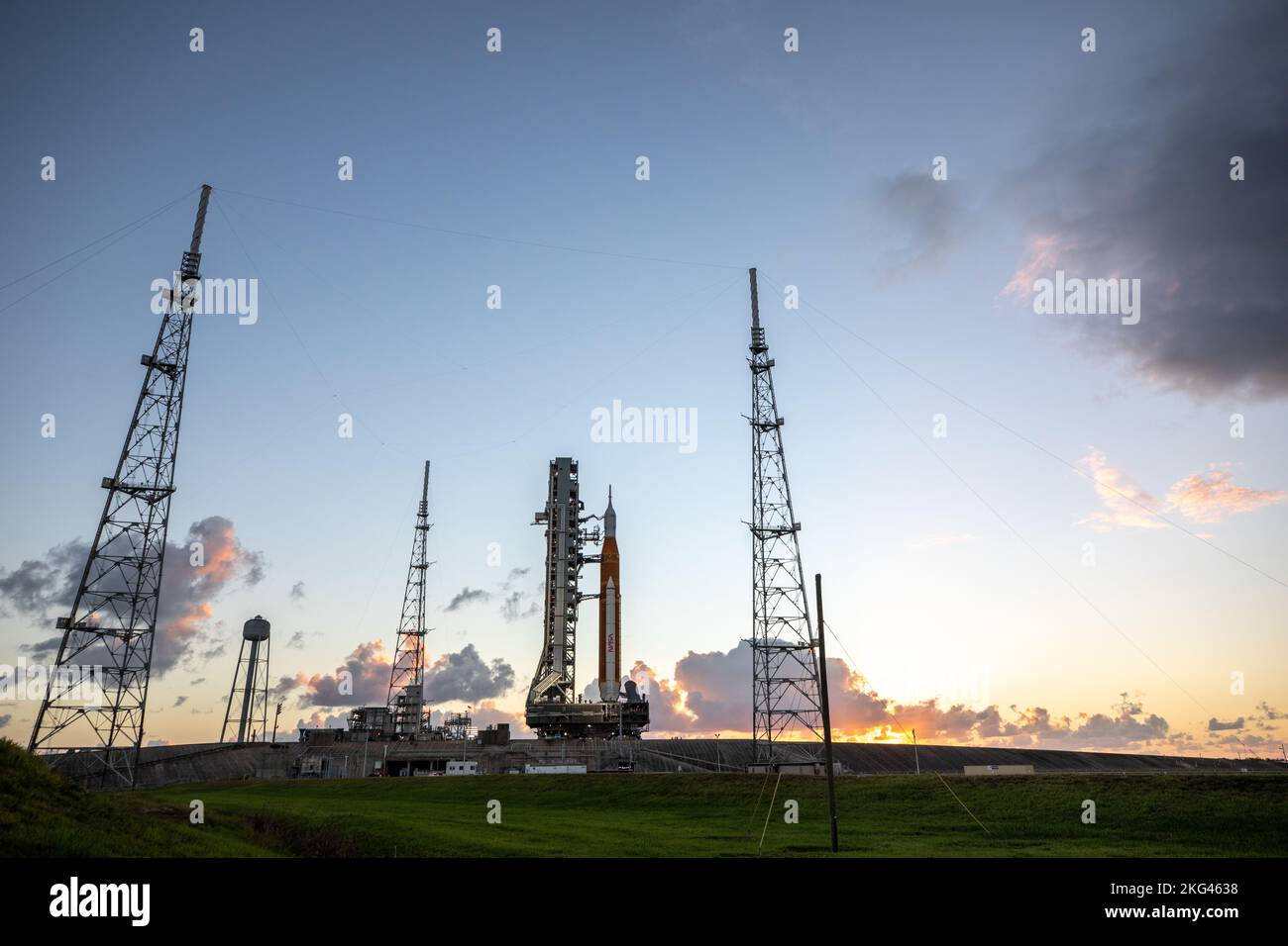 Le déploiement d’Artemis I de la NASA a consisté à déplacer la fusée SLS avec le vaisseau spatial Orion au sommet du lanceur mobile pour lancer le Pad 39B au Kennedy Space Center, en Floride, le 4 novembre 2022. La mission Uncrewed vise à tester les systèmes intégrés, les opérations Orion dans l'espace lointain, les performances du bouclier thermique et la récupération des modules de l'équipage. Banque D'Images
