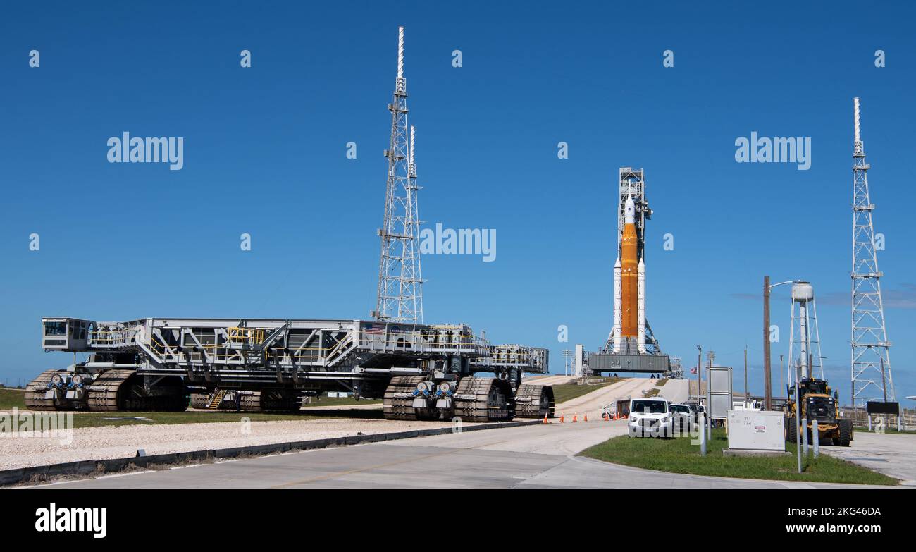 La fusée Artemis I SLS de la NASA avec le vaisseau spatial Orion au sommet d’un lanceur mobile est au Launch Pad 39B alors que Crawler transporter-2 part après le déploiement le 4 novembre 2022, pour le vol sans équipage prévu le 14 novembre. Banque D'Images