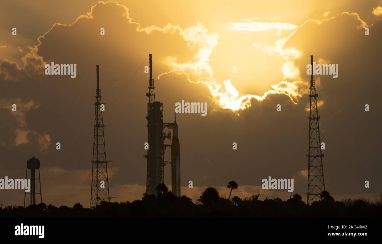 Artemis i Prelaunch. La fusée SLS (Space Launch System) de la NASA à bord de l'engin spatial Orion est vue au lever du soleil sur le lanceur mobile du Launch Pad 39B alors que les préparatifs pour le lancement se poursuivent, le lundi 7 novembre 2022, au Kennedy Space Center de la NASA en Floride. L’essai en vol Artemis I de la NASA est le premier essai intégré des systèmes d’exploration spatiale profonde de l’agence : l’engin spatial Orion, la fusée SLS et les systèmes terrestres auxiliaires. Le lancement de l'essai en vol sans équipage est prévu pour le 14 novembre à 12 h 07 HNE. Banque D'Images