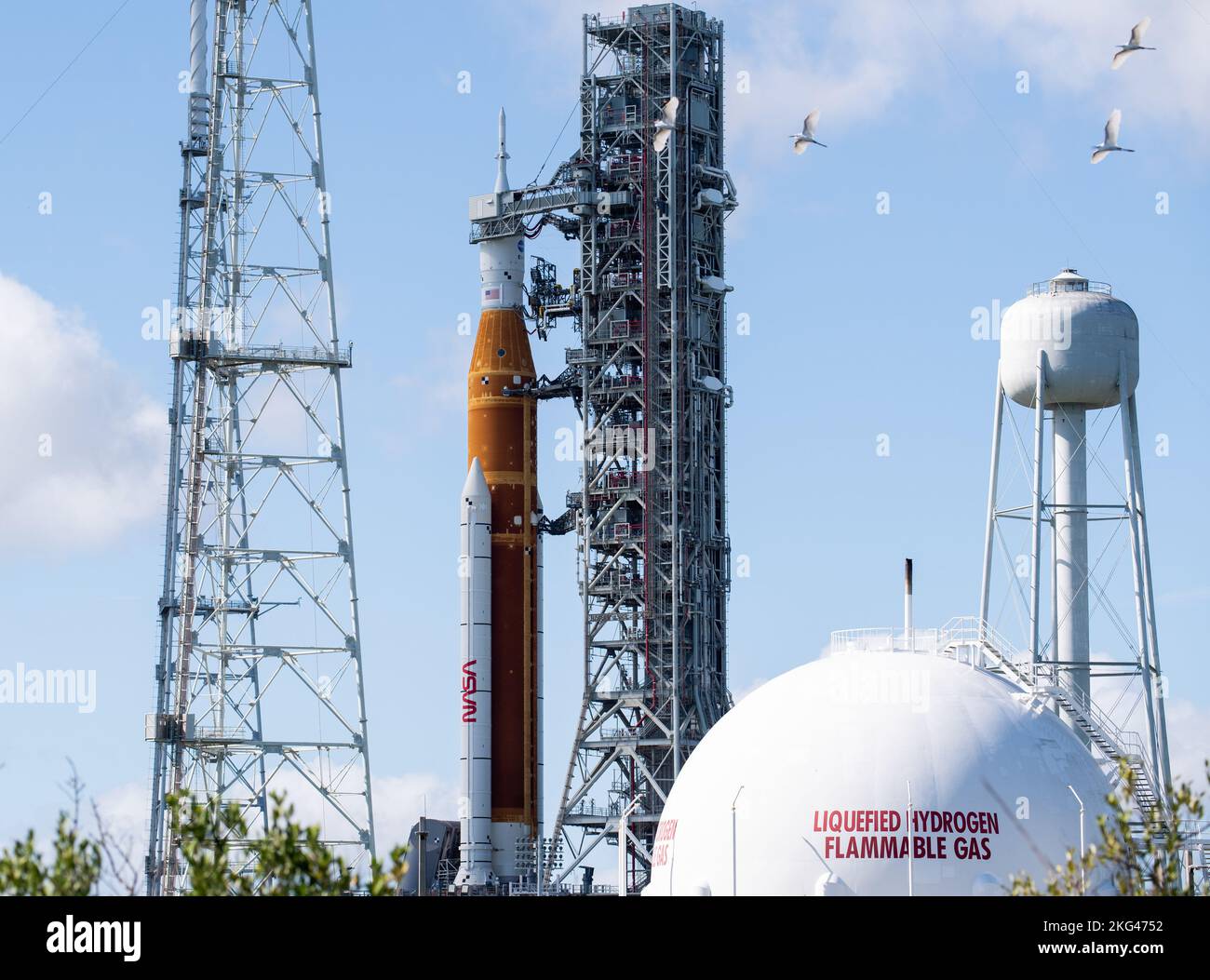 La fusée Artemis I SLS avec le vaisseau spatial Orion est inspectée au Launch Pad 39B, Kennedy Space Center, Floride, après l'ouragan Nicole, en préparation du test en vol sans équipage le 16 novembre 2022. Banque D'Images
