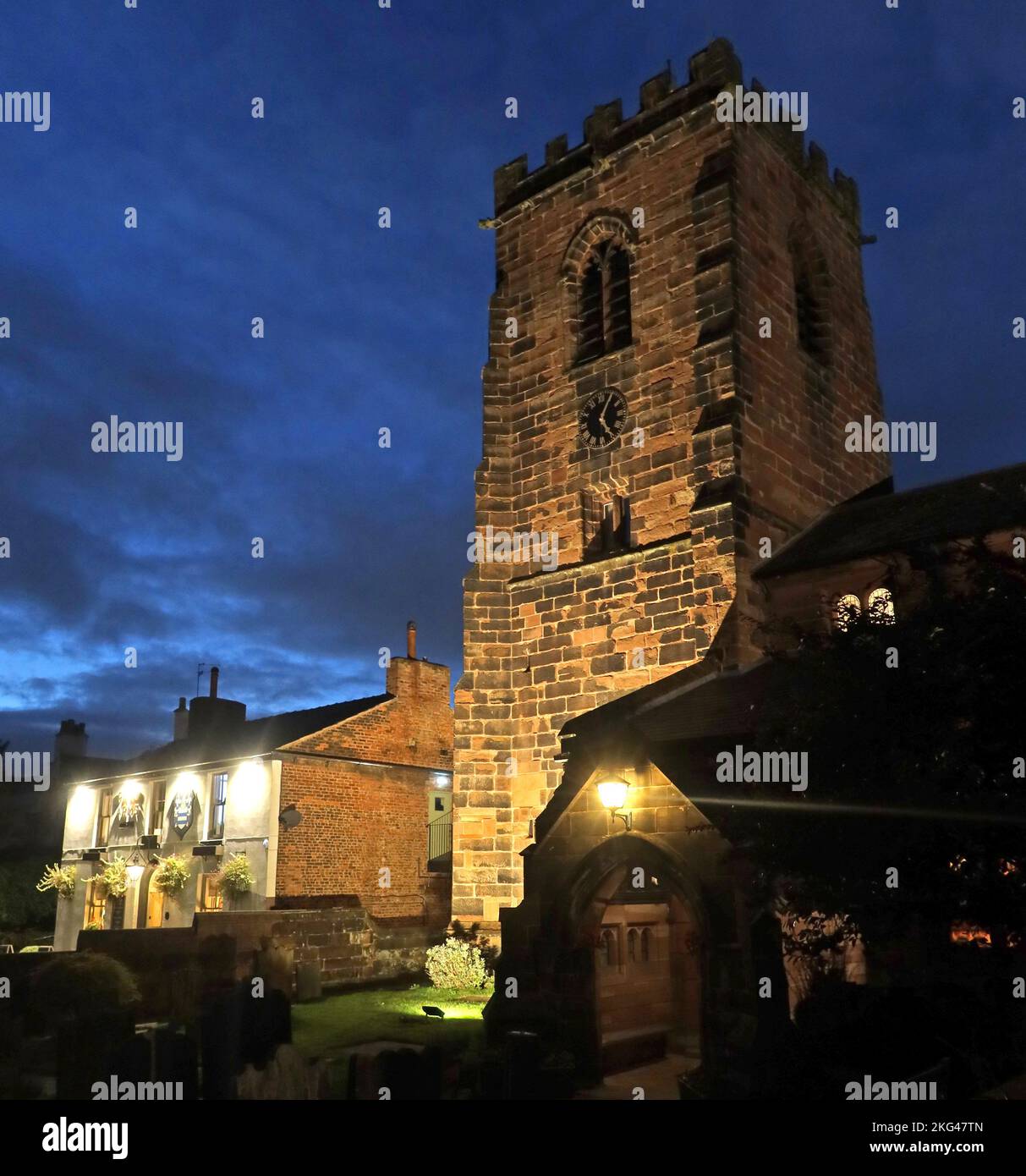 Centre du village, St Wilfrids Church Lane, Grappenhall, Warrington, Cheshire, Angleterre, Royaume-Uni, WA4 2SJ , au crépuscule, classe I inscrite Banque D'Images