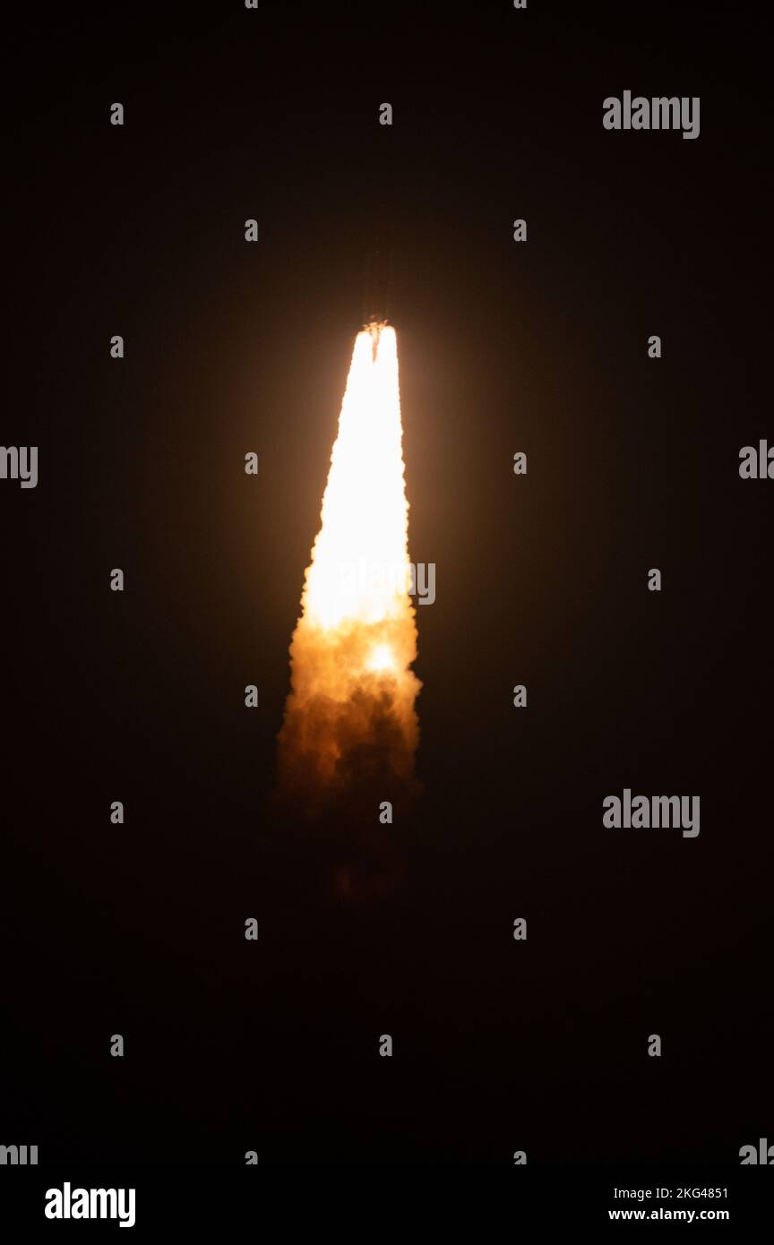 Le lancement Artemis I de la NASA montre la fusée SLS avec le vaisseau spatial Orion décollant du complexe de lancement 39B au Kennedy Space Center, Floride, le 16 novembre 2022, à 1h47 est. Les essais en vol sans équipage ont intégré des systèmes spatiaux lointains et des opérations de soutien au sol. Banque D'Images