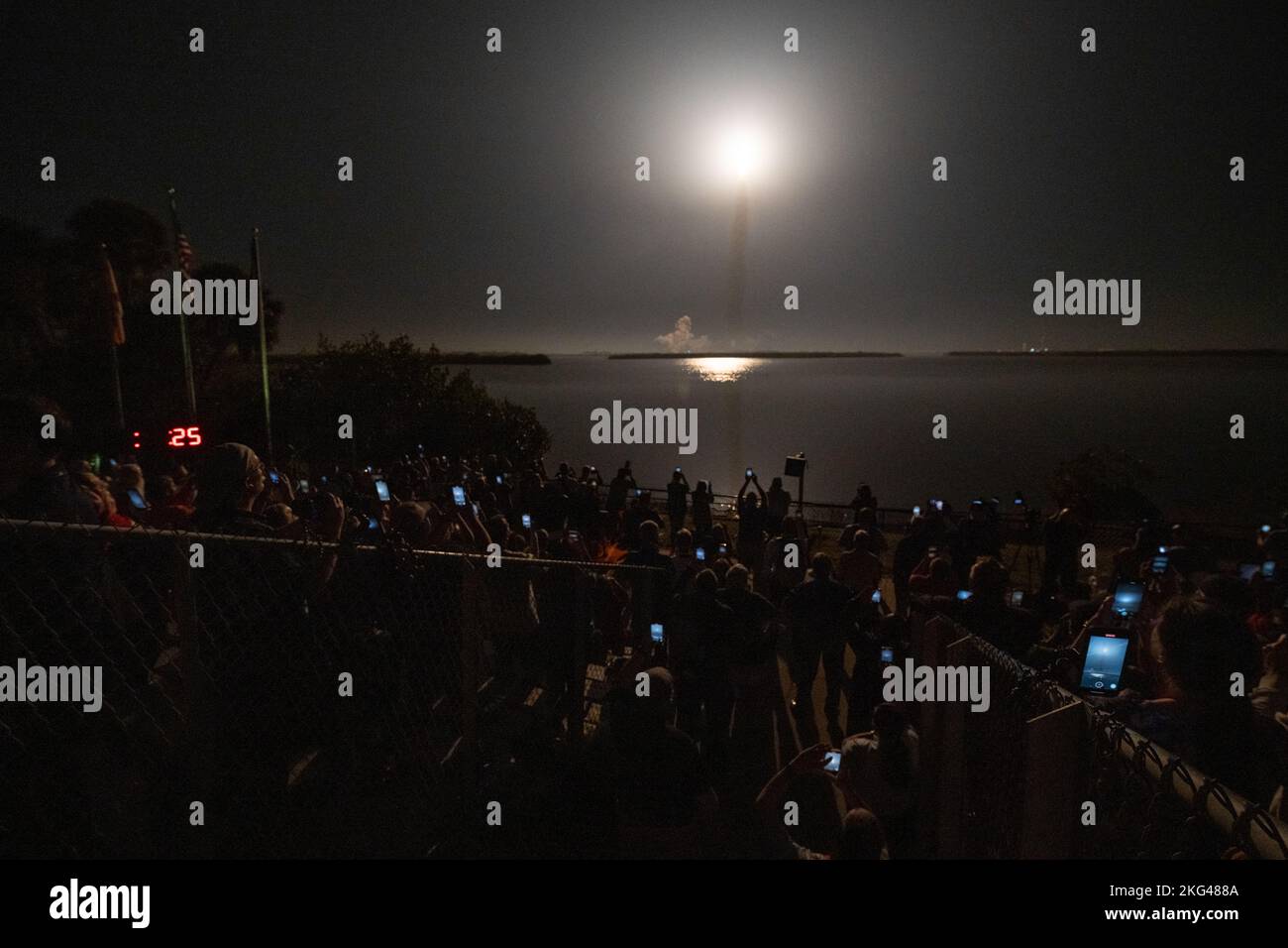 Lancement Artemis I. Les invités du site d’observation de Banana Creek regardent le lancement de la fusée Space Launch System de la NASA transportant le vaisseau spatial Orion lors de l’essai en vol Artemis I, le mercredi 16 novembre 2022, au Kennedy Space Center de la NASA en Floride. L’essai en vol Artemis I de la NASA est le premier essai en vol intégré des systèmes d’exploration spatiale profonde de l’agence : l’engin spatial Orion, la fusée SLS (Space Launch System) et les systèmes au sol. SLS et Orion ont été lancés à 1 h 47 HNE, à partir du Launch Pad 39B au Kennedy Space Center. Banque D'Images