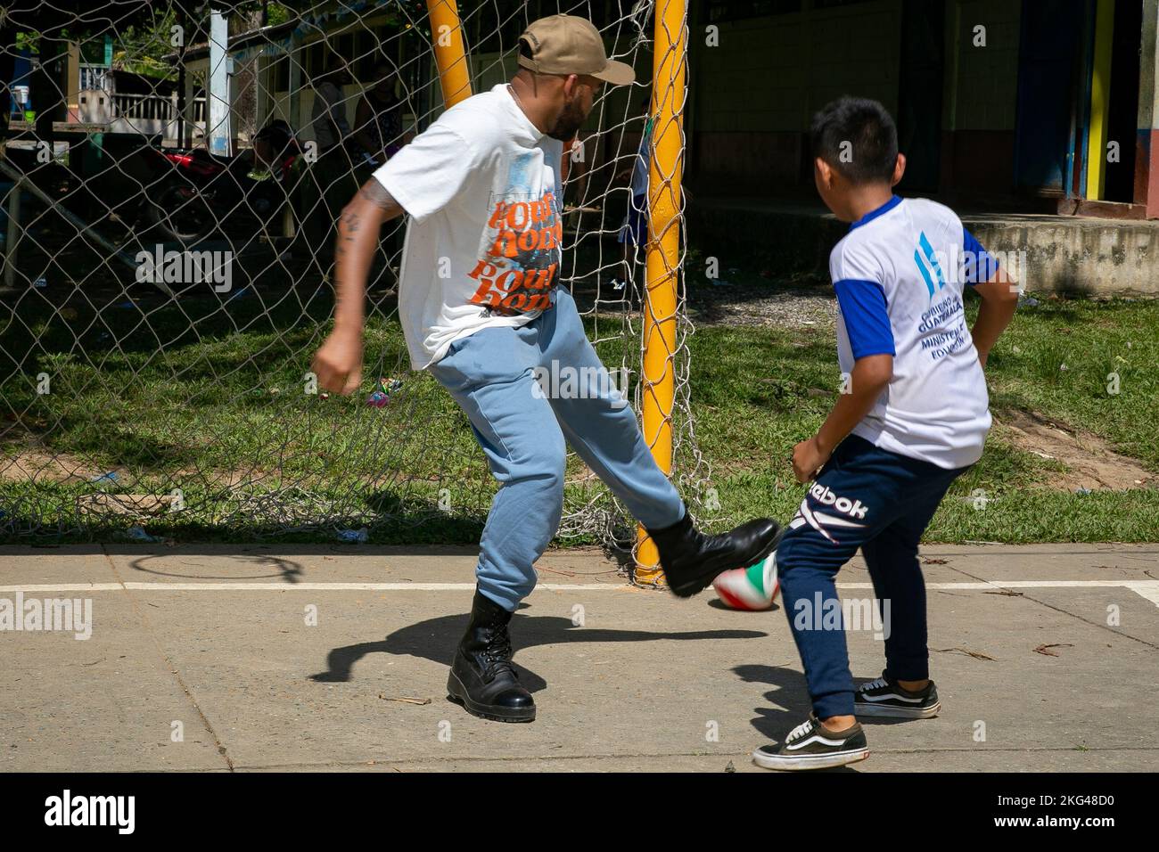 PUERTO BARRIOS, GUATEMALA (28 octobre 2022) le matelot spécialiste de la vente au détail Caleb Ramsey, affecté au navire-hôpital USNS Comfort (T-AH 20), joue au soccer avec des enfants de l'équipe de soccer locale lors d'un événement de relations communautaires à Vera Cruz, Guatemala, 28 octobre 2022. Comfort est déployé dans la 4e flotte des États-Unis à l’appui de Promise 2022, une mission d’aide humanitaire et de bonne volonté menant des soins médicaux directs, des soins vétérinaires expéditionnaires et des échanges d’experts en la matière avec cinq pays partenaires des Caraïbes, d’Amérique centrale et d’Amérique du Sud. CP22, Comfort2022, ContinuingPromise, Banque D'Images