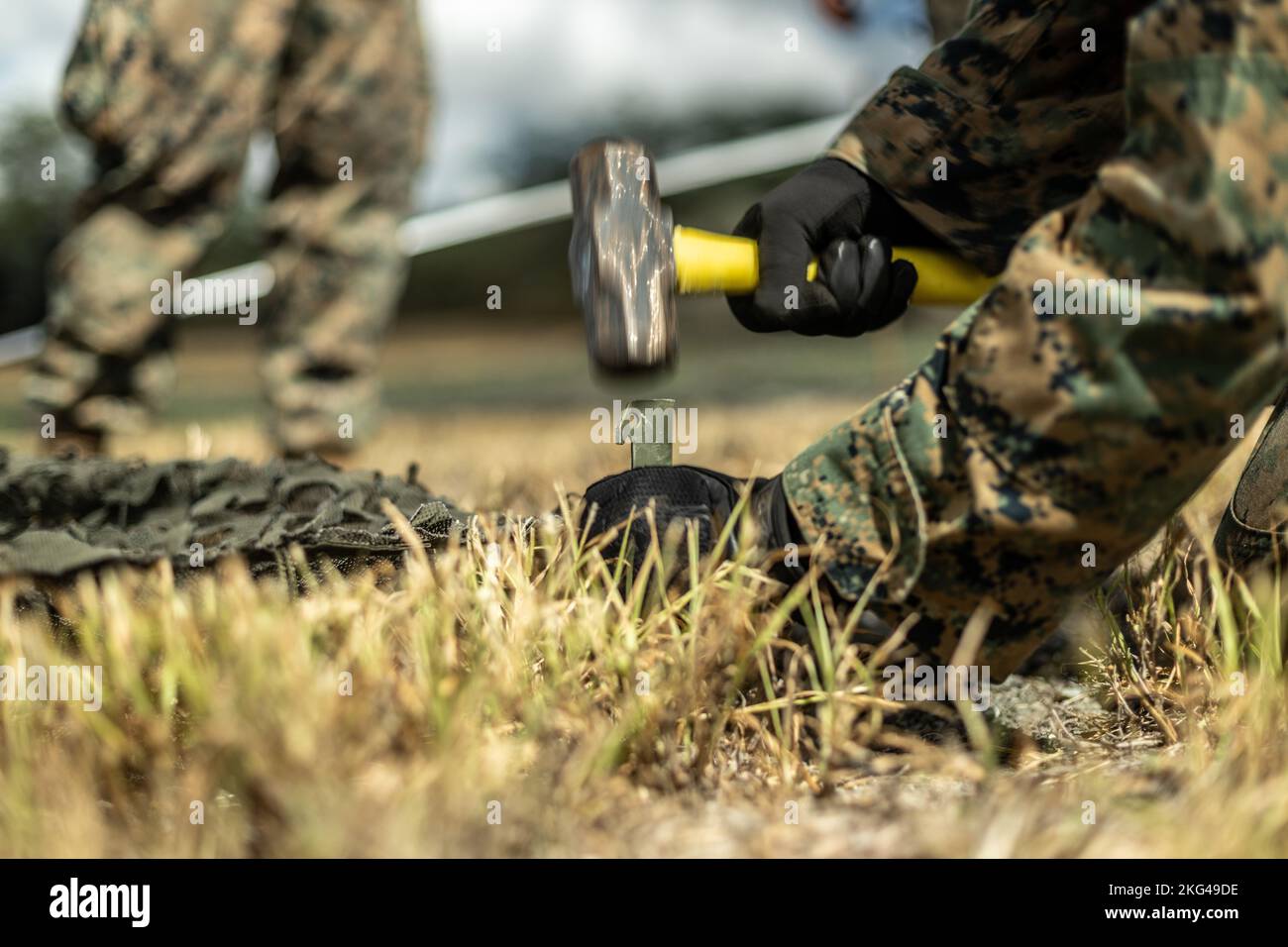 Corps des Marines des États-Unis Pvt. Tyler Dockett, un technicien radar du 3D Bataillon antiaérien littoral, 3D Marine littoral Regiment, 3D Marine Division, installe des filets de camouflage pendant l'exercice Bougainville II à l'aérodrome de Kalaeloa, à Hawaï, le 28 octobre 2022. Pour répéter la flexibilité, une unité de détection d'emploi de 3D MLR a été déplacée et a établi un capteur EAB pour permettre l'alerte précoce des menaces aériennes et de missiles. Bougainville II est un exercice sur le terrain qui permet au RLR et à ses unités subordonnées de mener des opérations expéditionnaires avancées de base dans l'île d'Oahu. BVII montre la capacité du MLR à rapidement Banque D'Images