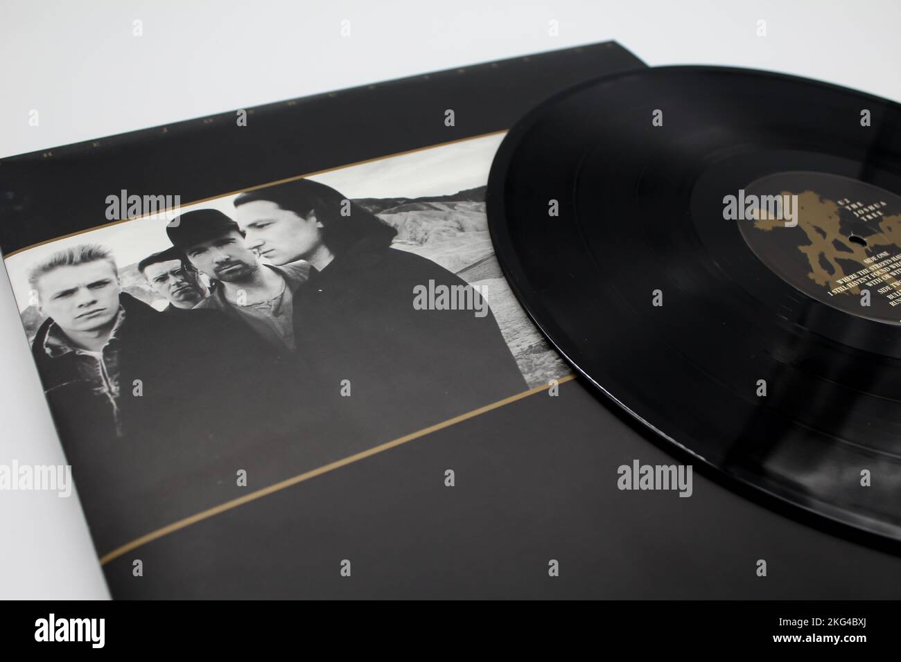 Groupe de rock irlandais U2 album de musique sur vinyle disque LP. L'enregistrement est appelé le Joshua Tree. Couverture de l'album Banque D'Images