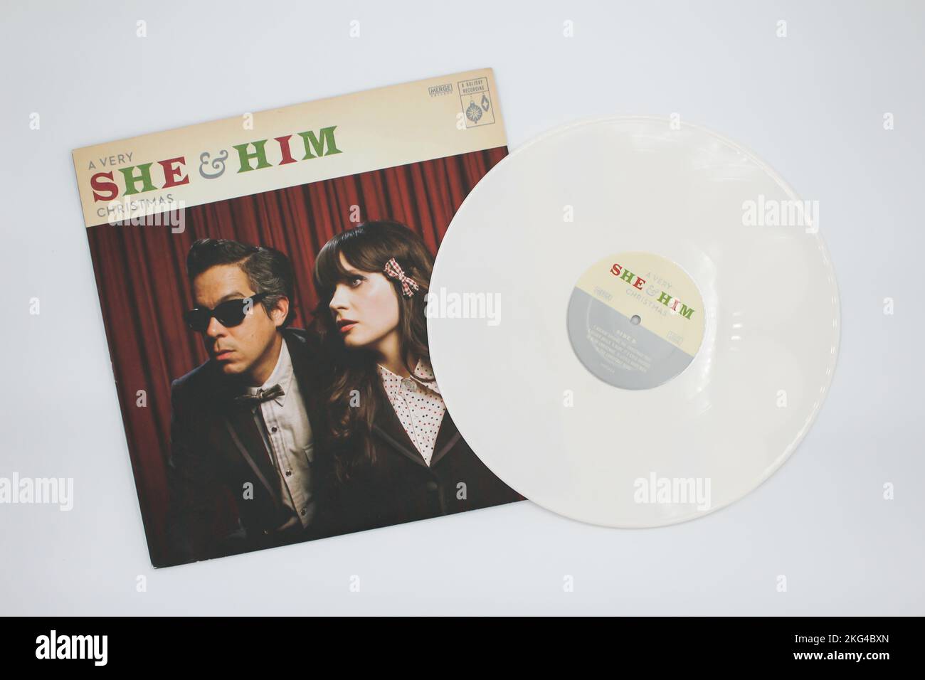 A very She & HIM Christmas est le troisième album studio du groupe rock folk et indépendant She & HIM sur disque vinyle LP, couverture d'album. Zooey Deschanel Banque D'Images