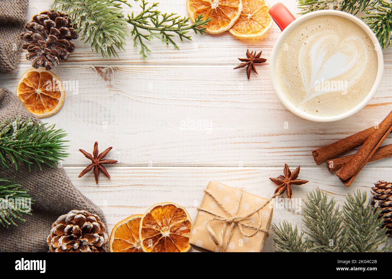 Tasse de café latte et décoration de Noël sur fond de bois blanc. Concept de Noël et de fête du nouvel an. Vue de dessus avec espace de copie, plat Banque D'Images