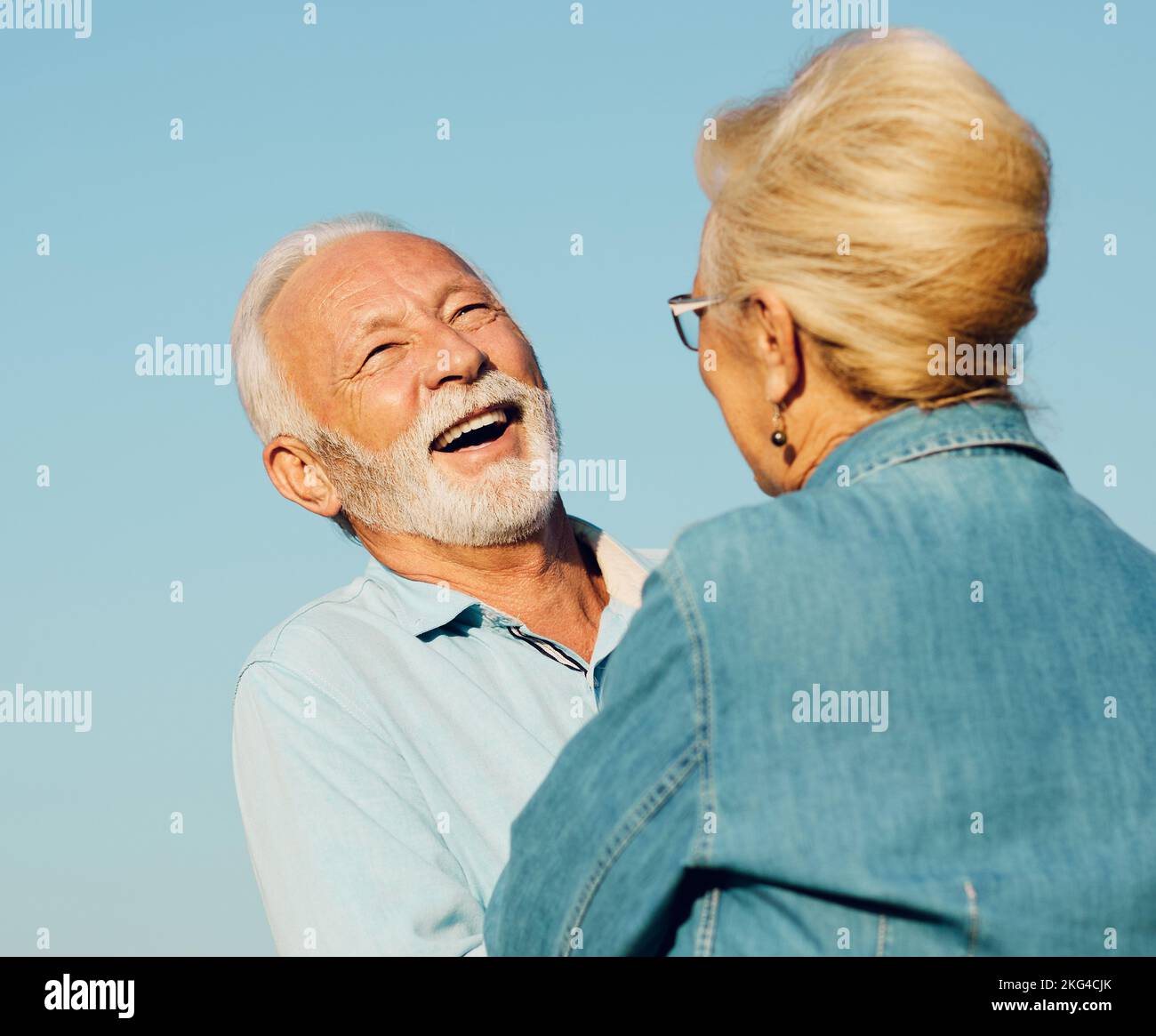 femme homme extérieur senior couple heureux style de vie retraite ensemble sourire amour vieille nature mature Banque D'Images