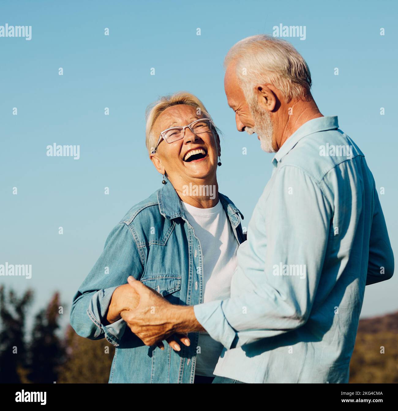 femme homme extérieur senior couple heureux style de vie retraite ensemble sourire amour vieille nature mature Banque D'Images