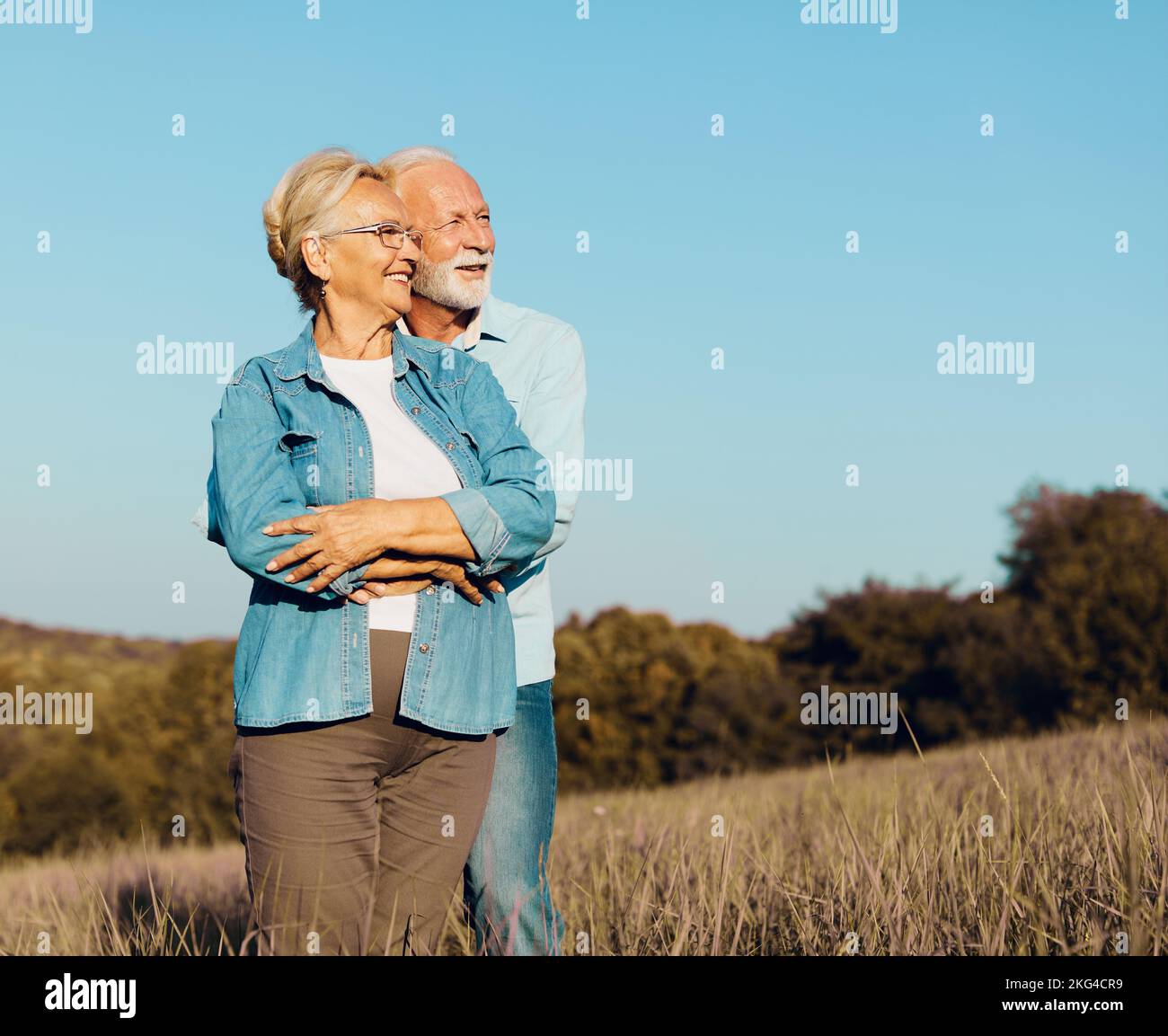 femme homme extérieur senior couple heureux style de vie retraite ensemble sourire amour vieille nature mature Banque D'Images