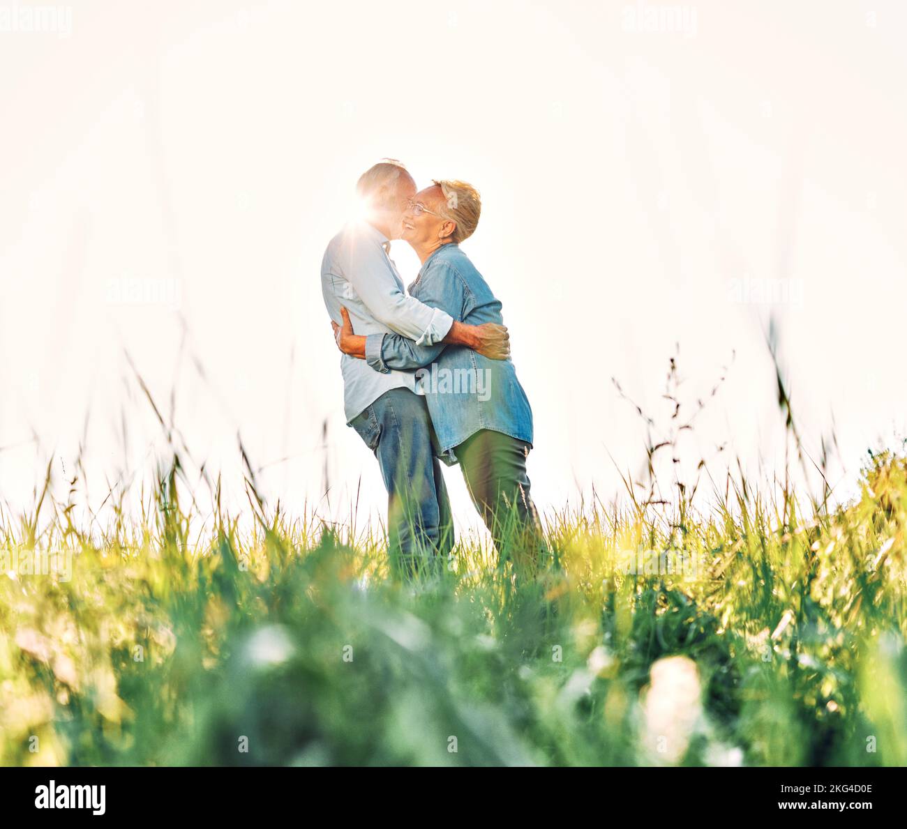 femme homme extérieur senior couple heureux style de vie retraite ensemble sourire amour hug nature mature Banque D'Images