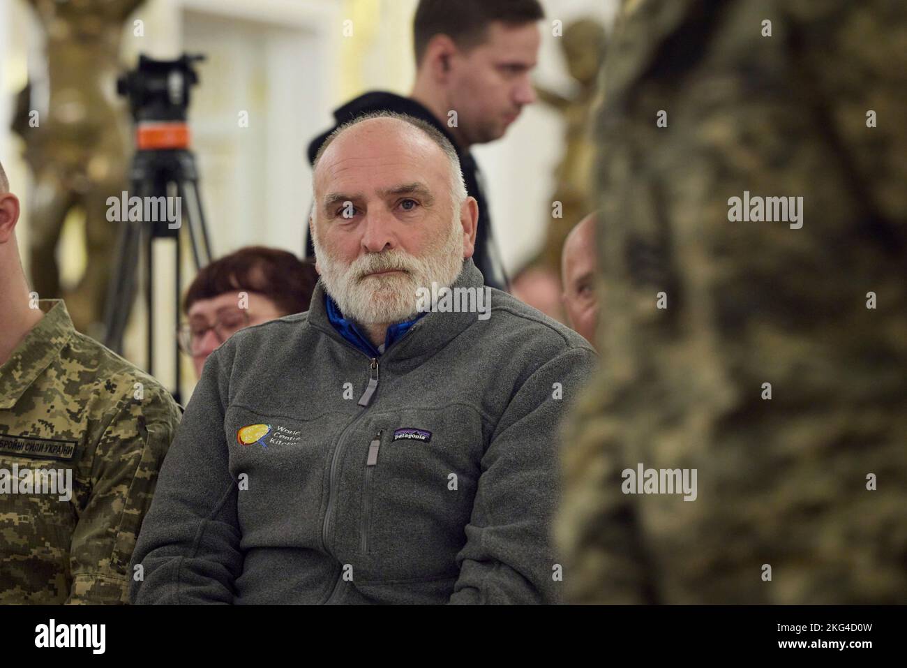 Kiev, Ukraine. 21st novembre 2022. Célèbre chef et fondateur de la cuisine centrale mondiale José Andres, lors d'une cérémonie à la salle blanche des héros dans le palais Mariyinsky, 21 novembre 2022 à Kiev, Ukraine. Credit: Présidence de l'Ukraine/Bureau de presse présidentiel ukrainien/Alamy Live News Banque D'Images