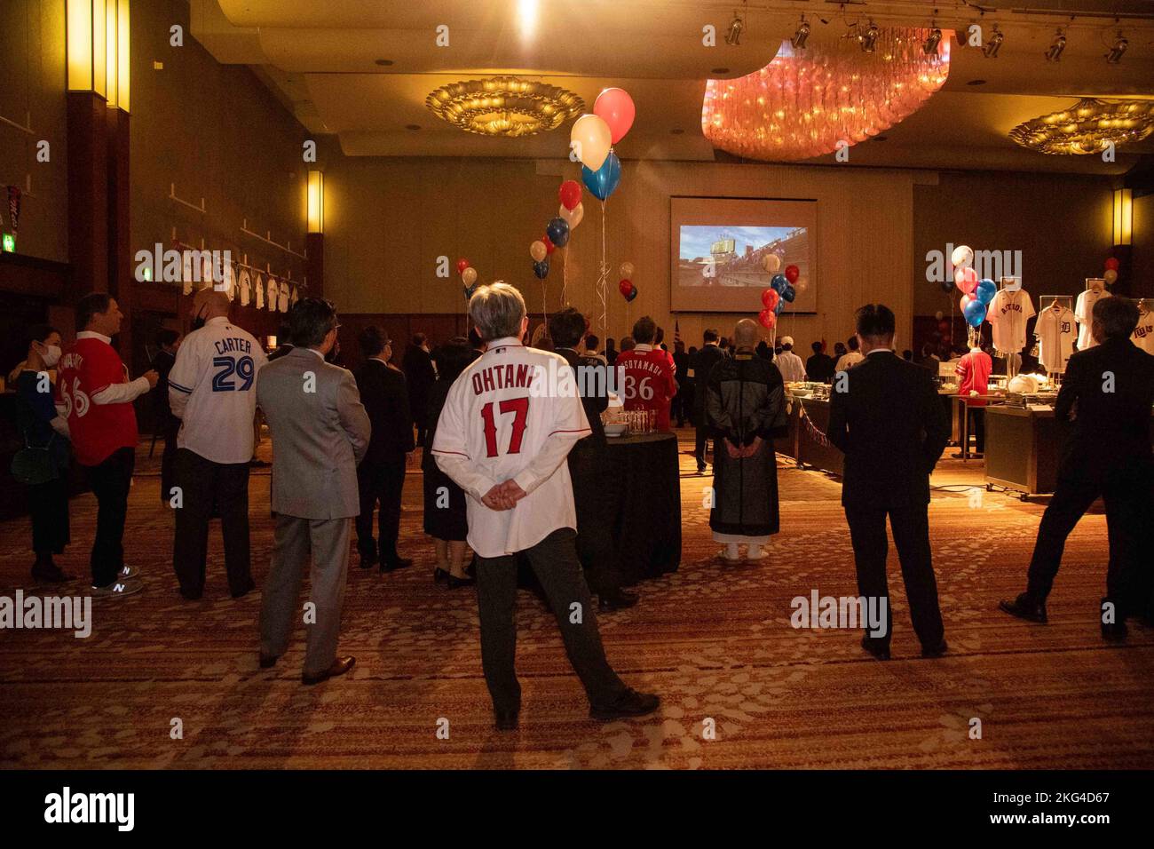 Les participants à la célébration du 246th anniversaire des États-Unis d’Amérique ont assisté à une présentation vidéo lors de la célébration du 246th anniversaire des États-Unis du consulat américain Fukuoka à l’hôtel Hilton Fukuoka Sea Hawk à Fukuoka, au Japon, le 28 octobre 2022. L'événement, initialement prévu en juillet, mais retardé en raison de la pandémie COVID-19, a eu lieu pour célébrer l'indépendance américaine et les 150 ans d'histoire du baseball au Japon depuis son introduction en 1872 par les États-Unis Banque D'Images