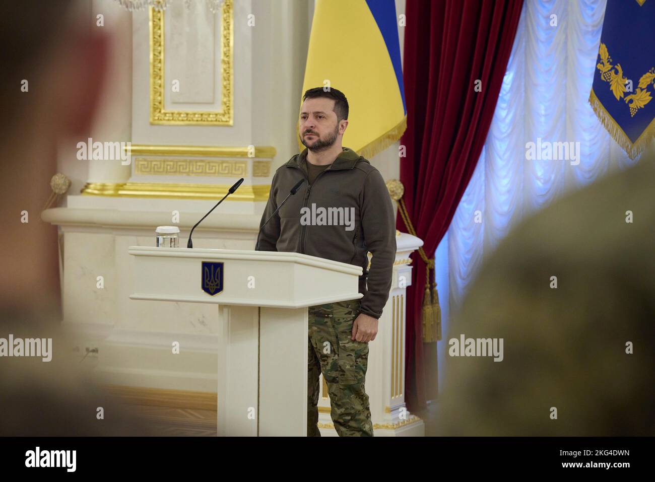 Kiev, Ukraine. 21st novembre 2022. Le président ukrainien Volodymyr Zelenskyy, se tient un moment de silence lors d'une cérémonie marquant la Journée de la dignité et de la liberté à la salle blanche des héros du Palais Mariyinsky, 21 novembre 2022, à Kiev, en Ukraine. Credit: Présidence de l'Ukraine/Bureau de presse présidentiel ukrainien/Alamy Live News Banque D'Images