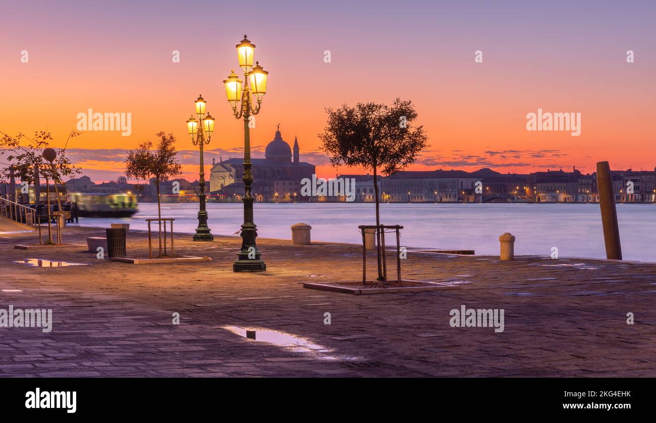 Fondamenta Zattere Al Ponte Lungo au lever du soleil à Venise, Italie. Banque D'Images