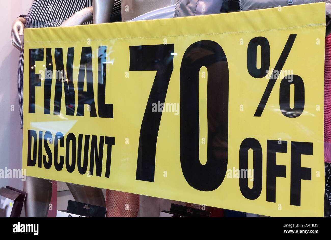 Remise finale de 70 % - inscription sur la bannière sur la fenêtre du magasin en saison de vente. Banque D'Images