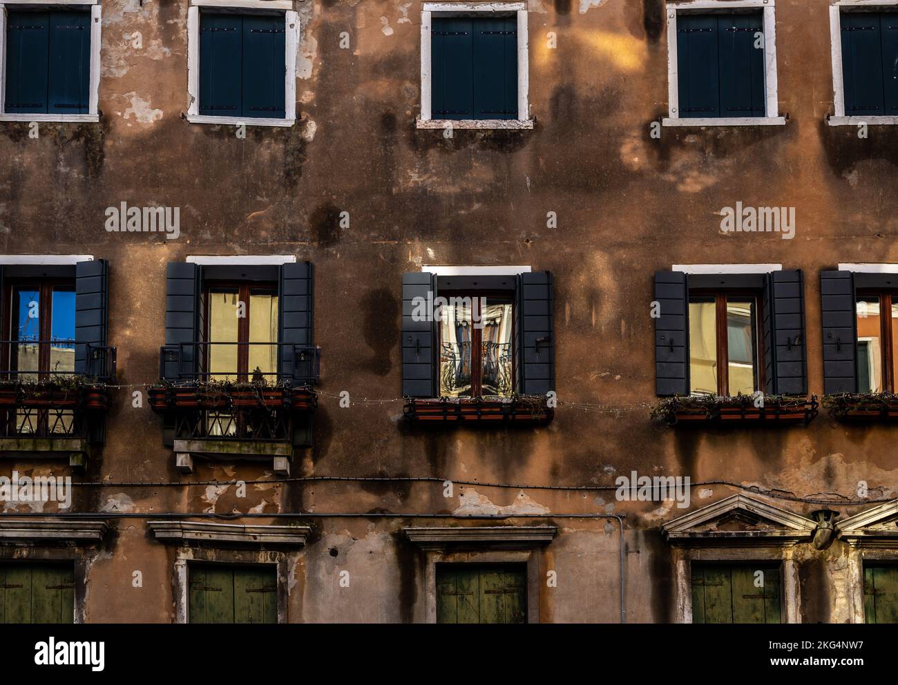 Venise l'image de l'italie montre la scène vénitienne typique d'un vieux bâtiment avec des volets et des reflets.lumière du soleil qui s'applique sur le bâtiment Banque D'Images
