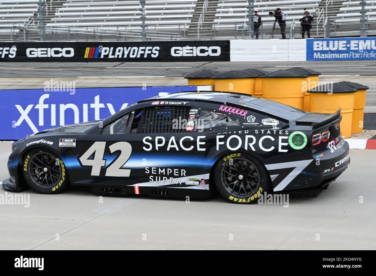 La Petty GMS no 42 Chevrolet Camaro ZL1, conduite par le pilote de la série de la coupe NASCAR, Ty Dillon, termine un tour d'entraînement au circuit de course Martinsville le 29 octobre 2022, avant la course Xfinity 500. C'est la première fois que le programme de peinture de la US Space Force est utilisé dans les courses de compétition. Le partenariat de longue date entre Petty GMS et l'US Air Force produit au moins trois courses dans la saison de la coupe de série, lorsqu'un programme de peinture de l'Air Force est présenté sur la Camaro no 43 de Chevrolet conduite par Erik Jones, le coéquipier de Dillon. Dans le cadre d'une tradition d'équipe, Dillon honorera plusieurs femmes qui ont l'abeille Banque D'Images