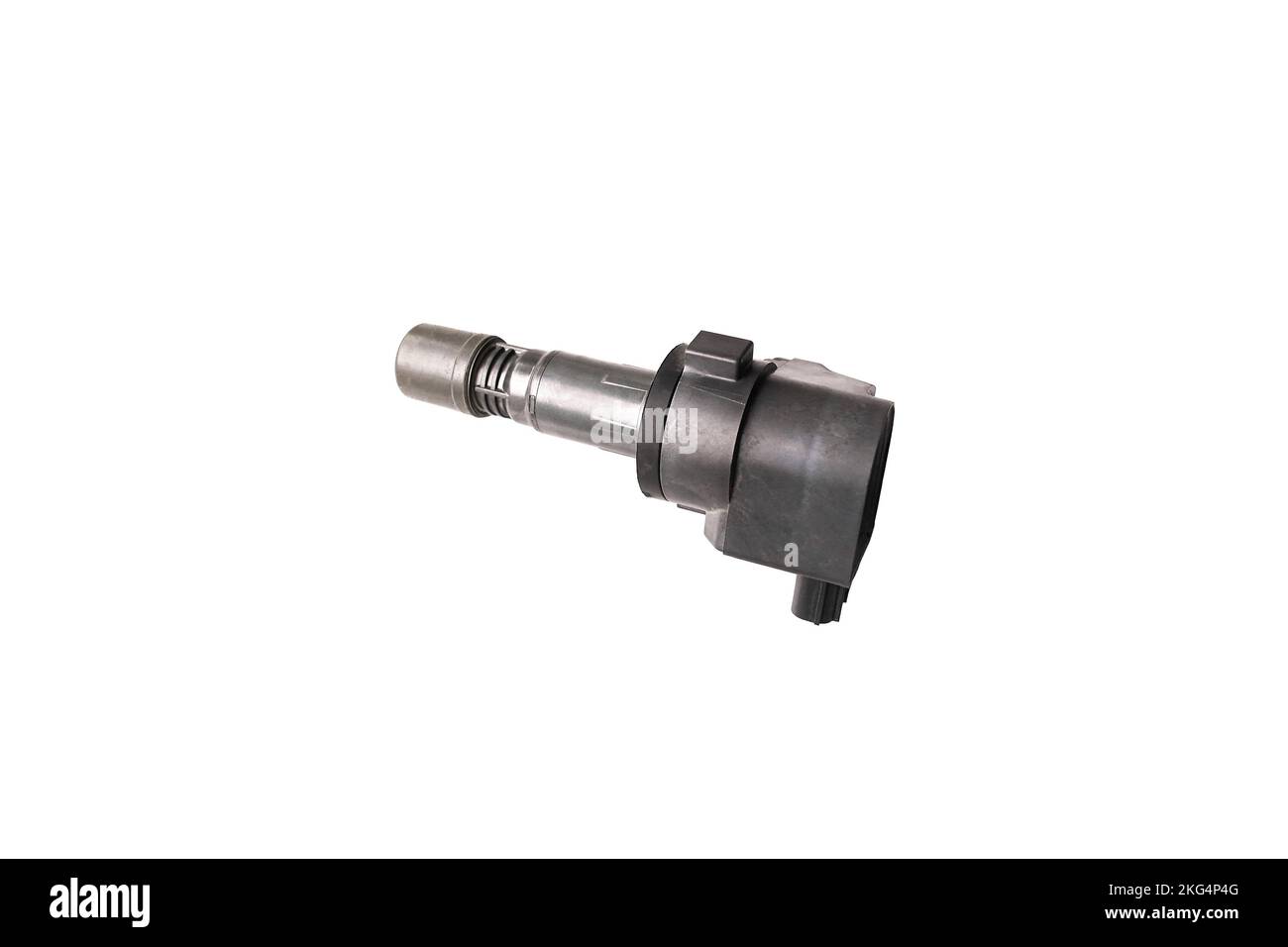 Bobine d'allumage pour bougie dans un bloc moteur automobile, objet isolé sur fond blanc avec passe-fil Banque D'Images