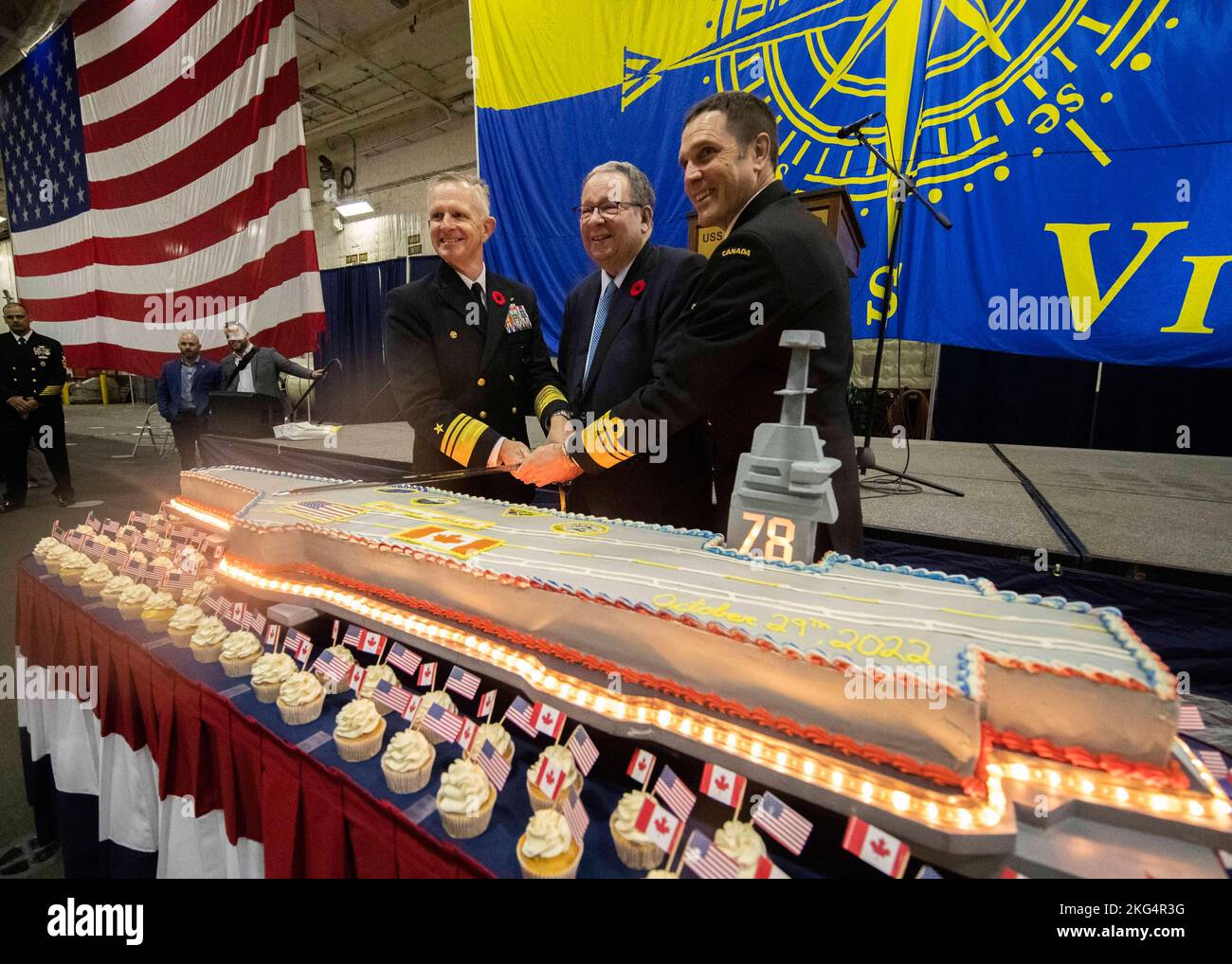 Vice ADM. Daniel Dwyer, commandant, U.S. 2nd Fleet, David Cohen, ambassadeur des États-Unis au Canada et vice-SMA. Angus Topshee, commandant de la Marine royale du Canada, a coupé un gâteau de cérémonie dans la baie hangar du premier porte-avions de classe USS Gerald R. Ford (CVN 78) lors de sa première visite au port international, le 29 octobre 2022. Le groupe de grève des transporteurs Gerald R. Ford (GRFCSG) est déployé dans l’océan Atlantique, menant des activités d’entraînement et des opérations aux côtés des alliés et des partenaires de l’OTAN afin d’améliorer l’intégration pour les opérations futures et de démontrer l’engagement de la Marine américaine en faveur d’un A pacifique, stable et sans conflit Banque D'Images