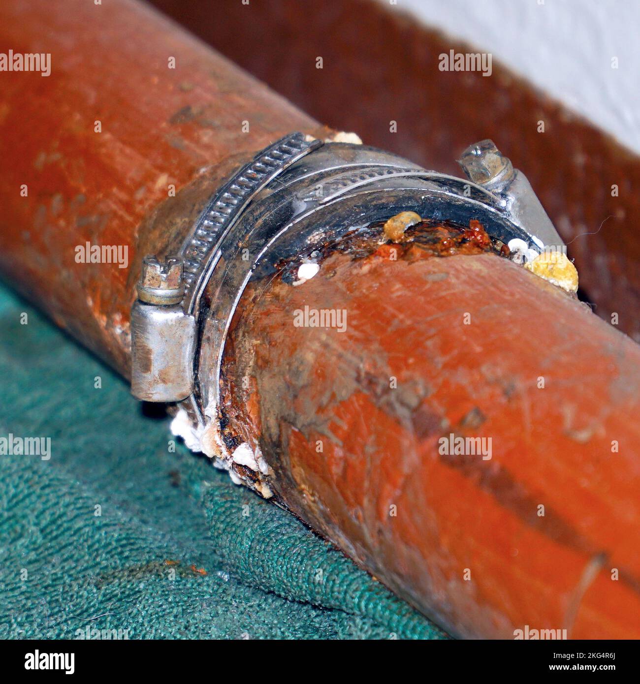 Fixer le raccord sur un tuyau d'eau qui fuit. Mise au point sélective Banque D'Images