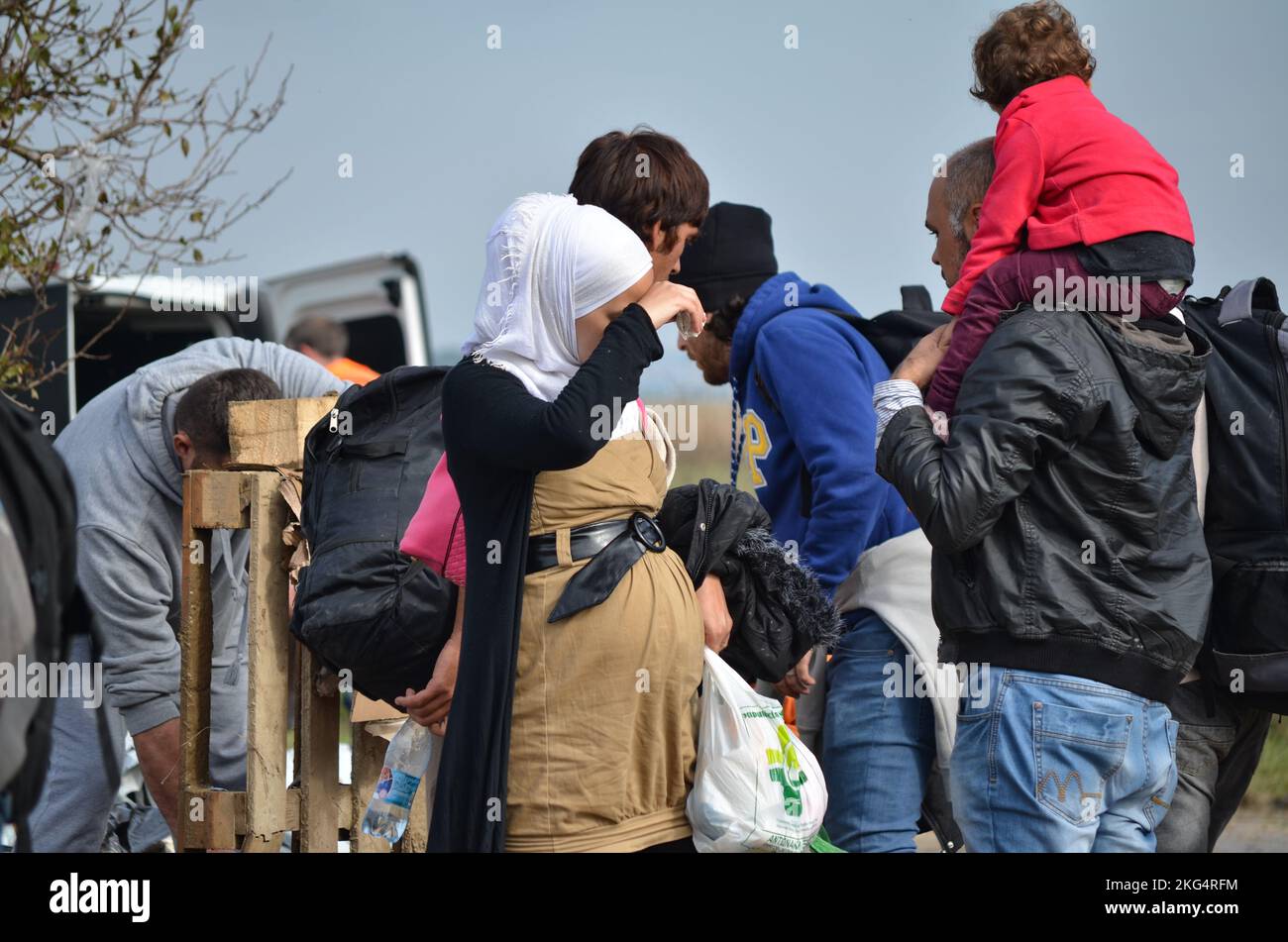 Femme enceinte avec sa famille essayant de traverser la frontière croate pour entrer dans l'Union européenne (UE) à la recherche d'une vie meilleure. Réfugiés/migrants fatigués. Banque D'Images