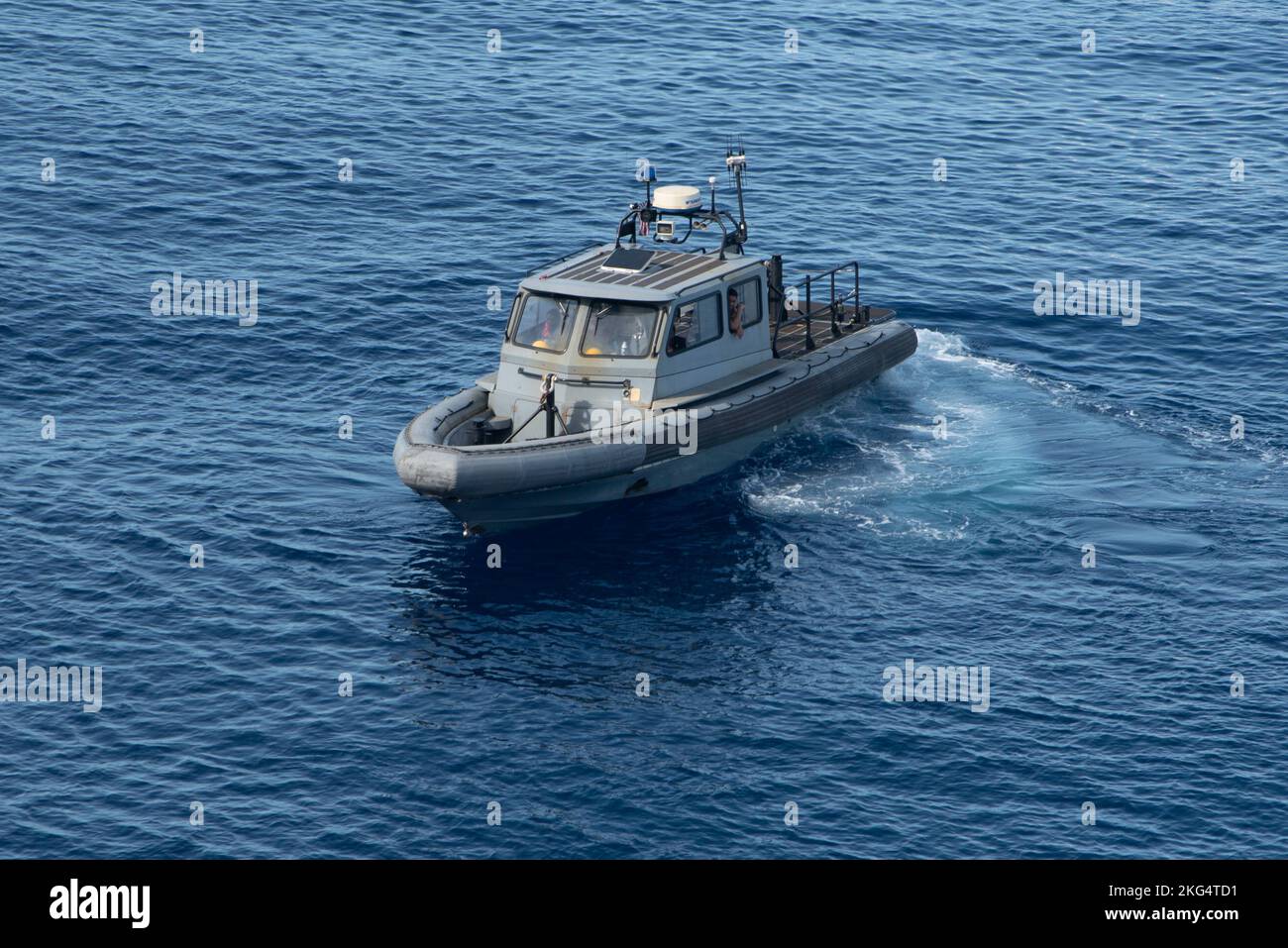 221030-N-XN177-2004 WESTERN PACIFIC OCEAN (OCT 30, 2022) – les marins affectés au porte-avions amphibie USS Tripoli (LHA 7) exploitent un bateau gonflable à coque rigide (RHIB) de 11 mètres lors d'une visite de natation le 30 octobre 2022. Tripoli opère dans la zone d'opérations de la flotte américaine 7th afin d'améliorer l'interopérabilité avec ses alliés et ses partenaires et de servir de force de réaction prête à l'emploi pour défendre la paix et maintenir la stabilité dans la région Indo-Pacifique. Banque D'Images