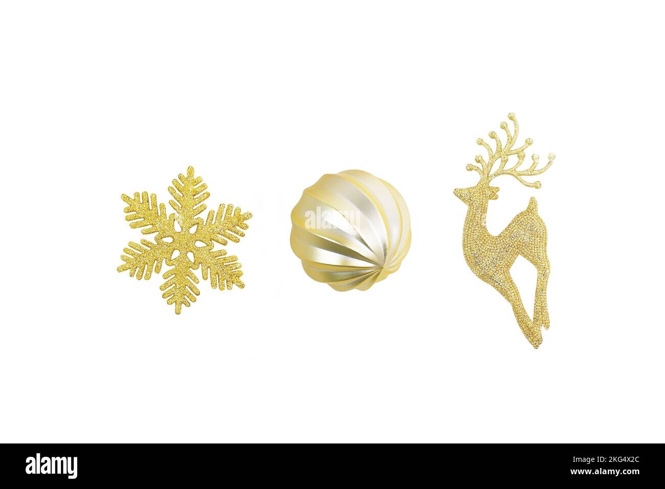 Décoration de Noël, boule, renne, flocon de neige de couleur or, objets isolés avec chemin de coupure sur fond blanc Banque D'Images