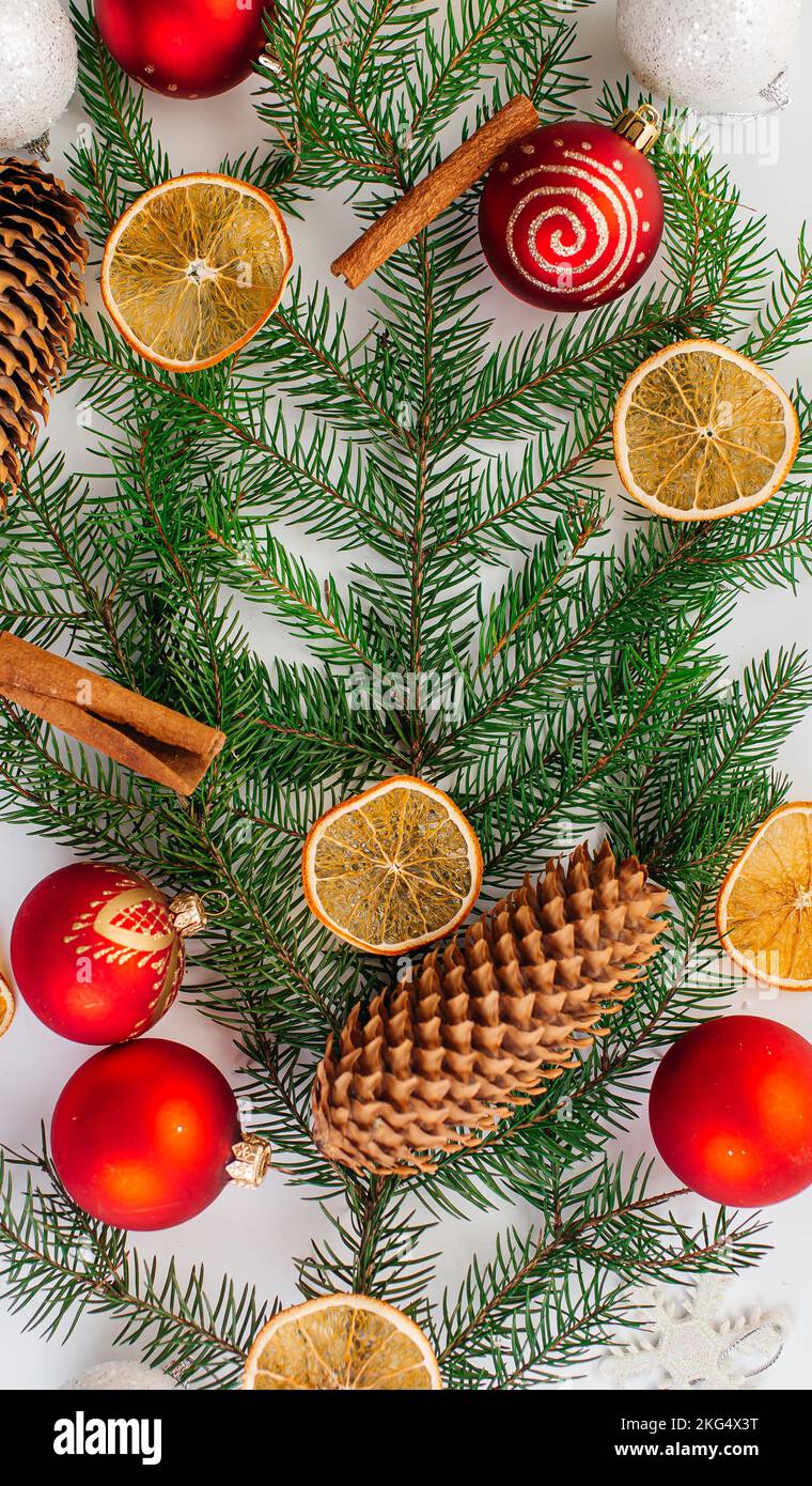 Fond de Noël. Agrumes et épices sur table en bois. Vue de dessus, espace de copie. Banque D'Images