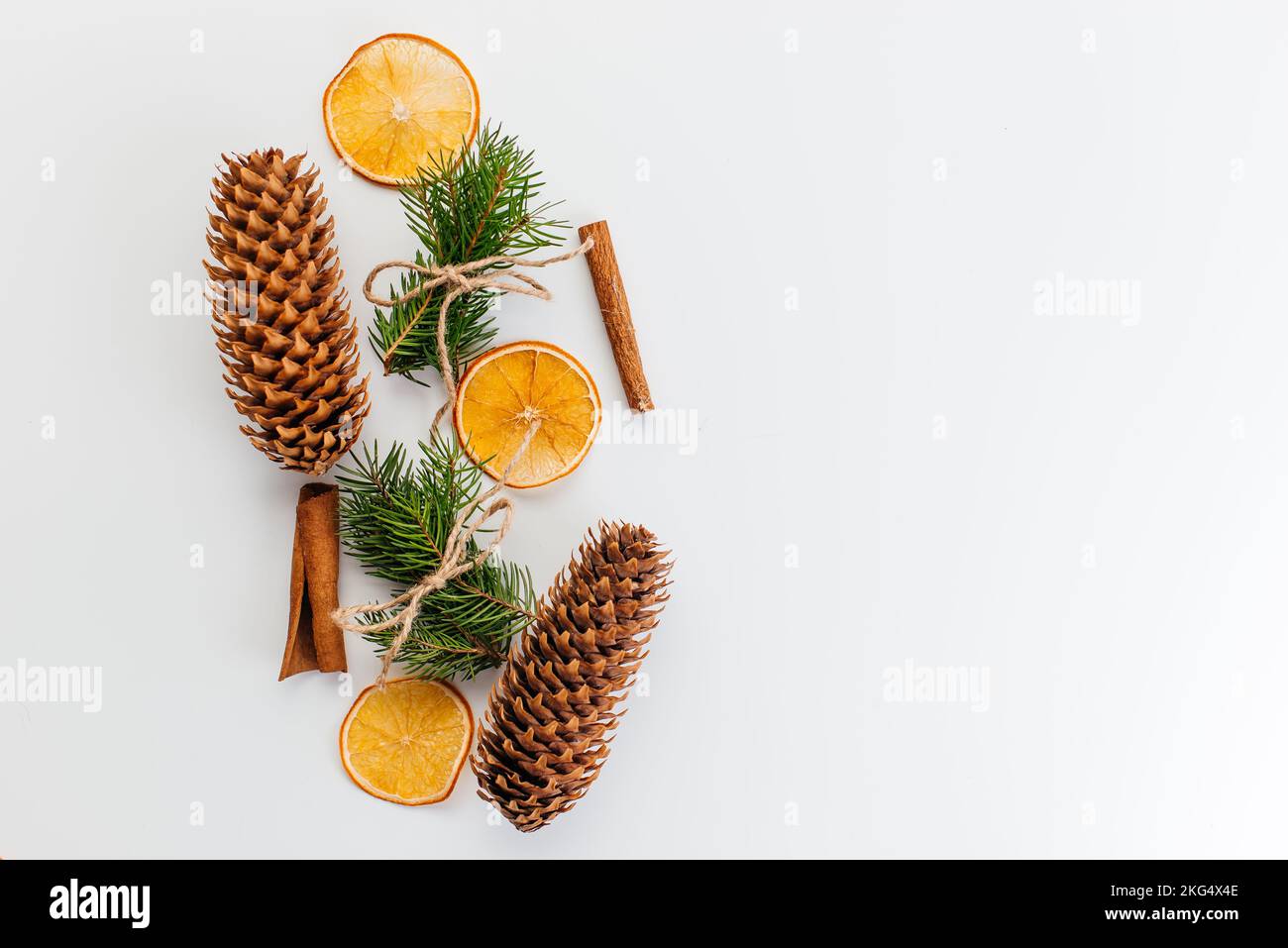 Fond de Noël. Agrumes et épices sur table en bois. Vue de dessus, espace de copie. Banque D'Images