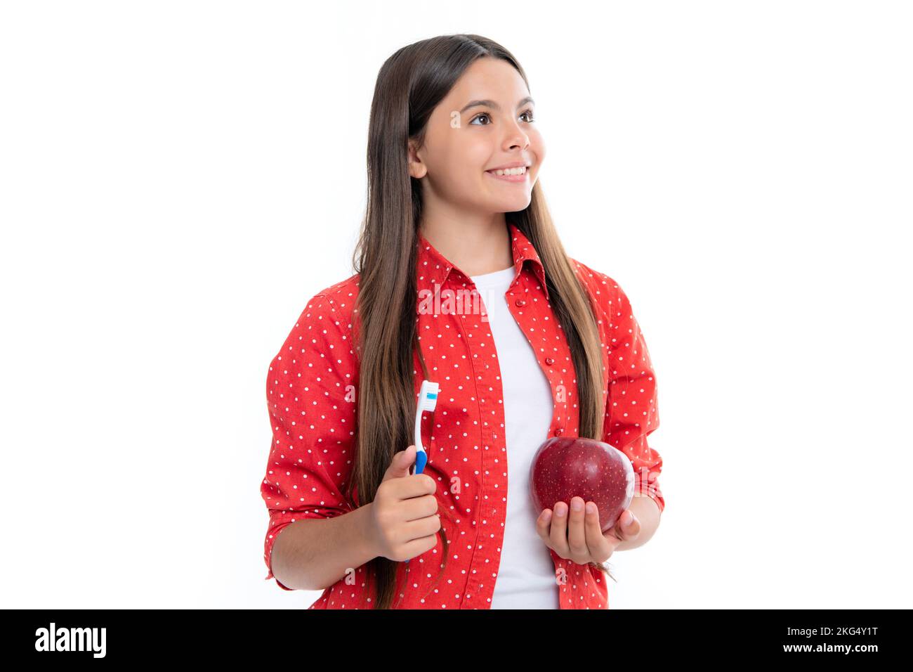 Portrait de la jeune fille caucasienne tient une brosse à dents se brossant ses dents, routine du matin, hygiène dentaire, isolé sur fond jaune. Vitamines de pomme Banque D'Images