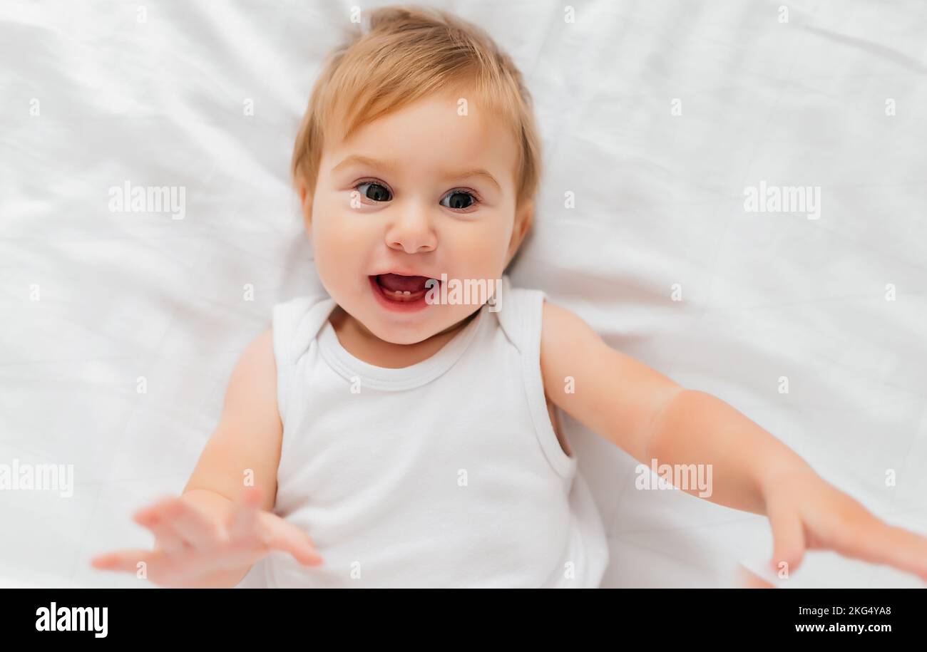 Adorable petite fille avec deux premières dents. Banque D'Images