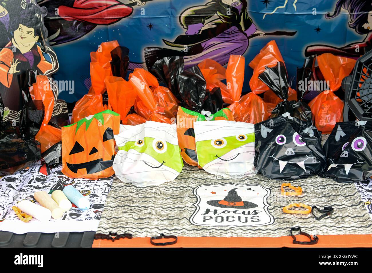 Sacs avec bonbons pour un événement de trunk ou de traite à la base de la Garde nationale de Muñiz Air, Caroline, Porto Rico, 29 octobre 2022. L'événement Trunk ou Treat a fourni des bonbons, des jeux et des collations aux personnes qui y ont participé et qui ont été organisées par le programme Airman and Family Readiness. Banque D'Images