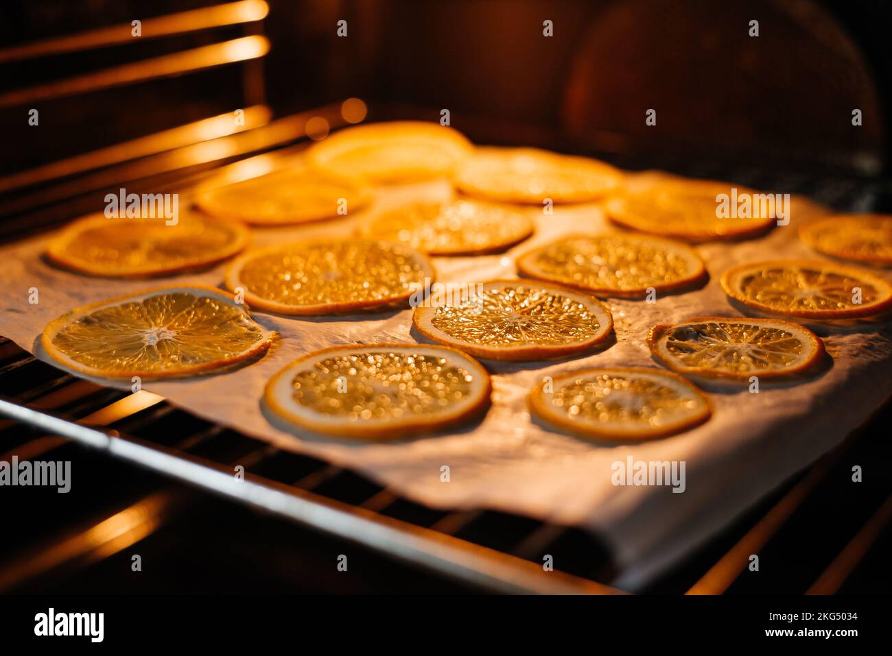 Fond en tranches séchées. Tranches d'agrumes déshydratées, morceaux. Tas de citrons séchés au soleil. Repas sain. Gros plan. Vue de dessus Banque D'Images
